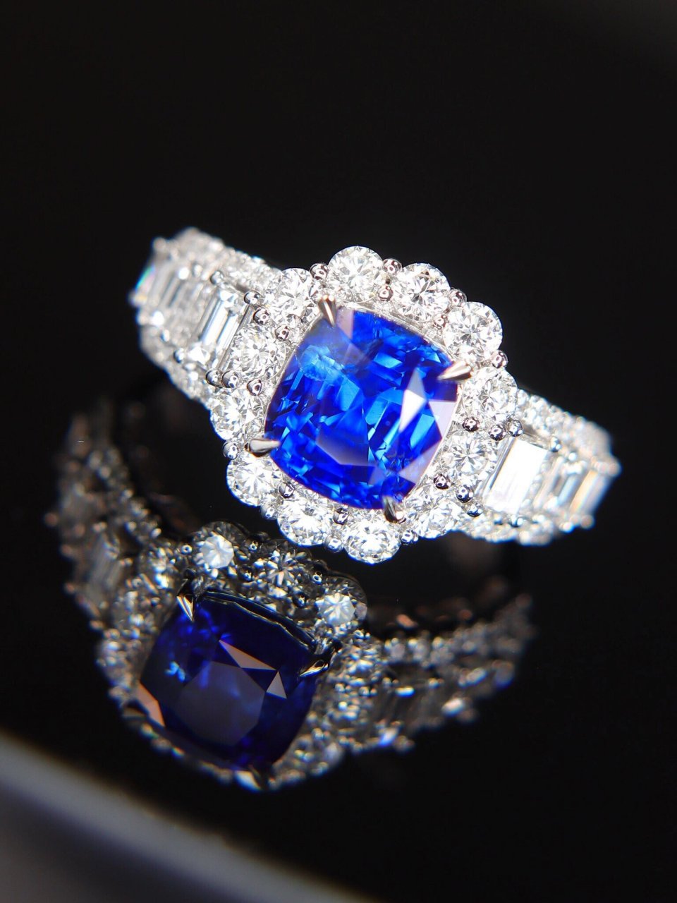 让人有一种高贵典雅的气质; 9款蓝宝石戒指永恒经典的款式,上手效果能