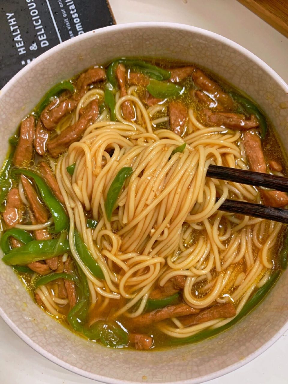 笔记灵感# 百吃不厌的青椒肉丝面～ 简单好吃,自己做酱香浓郁,满满的