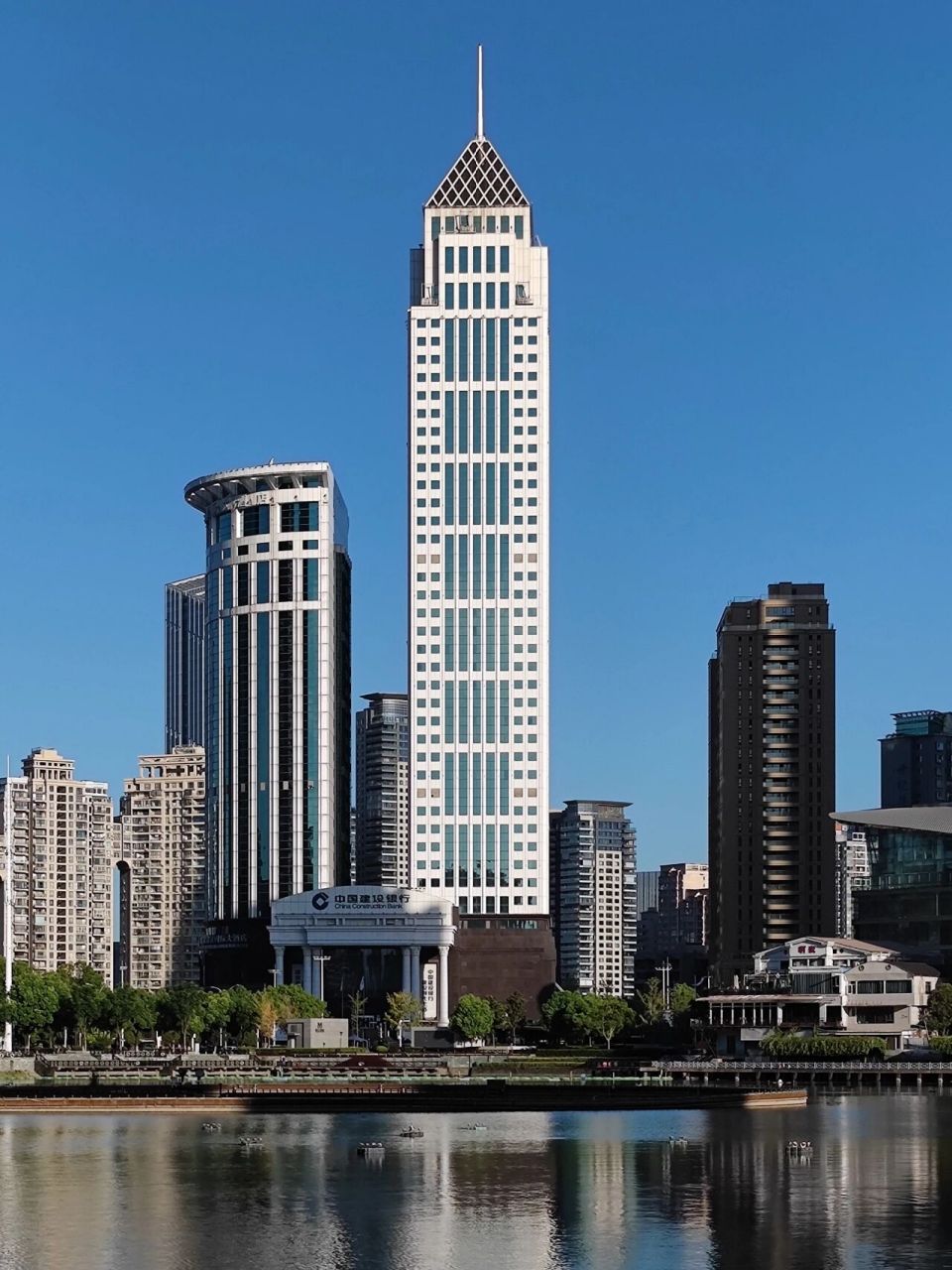 武汉的高楼 图一为武汉第一高楼武汉绿地中心大厦475米, 图二为武汉第