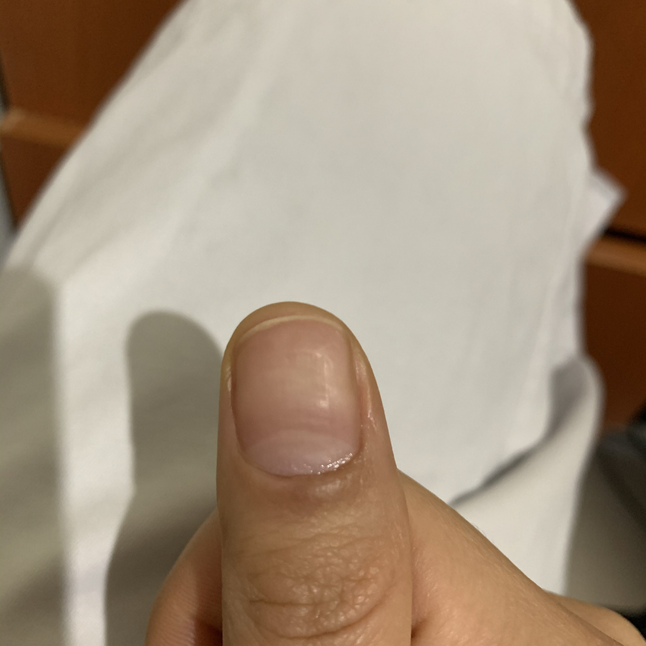 指甲凹凸不平,指甲根部肿痛 指甲根部按压有同感,颜色发黑是甲沟炎吗?