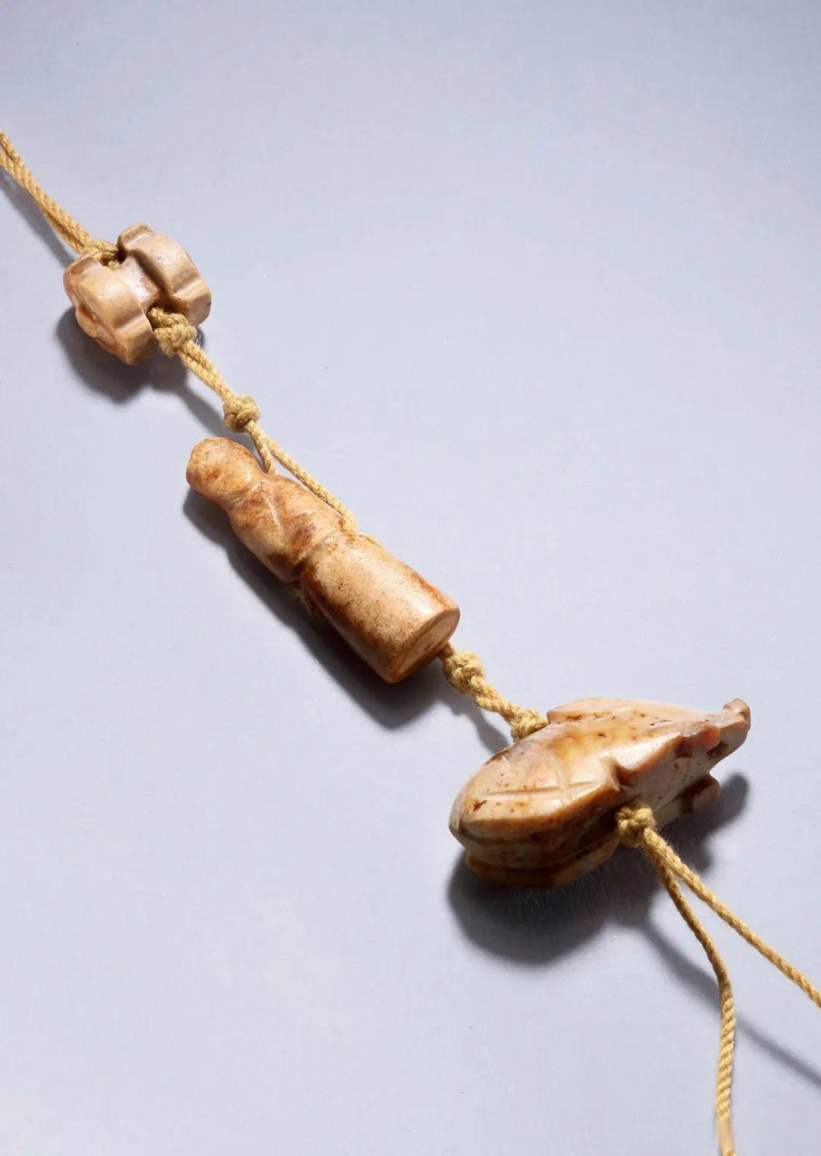 到汉的一组,上面是玉胜不是工字佩,中间是翁仲是腰孔,下面是头99!