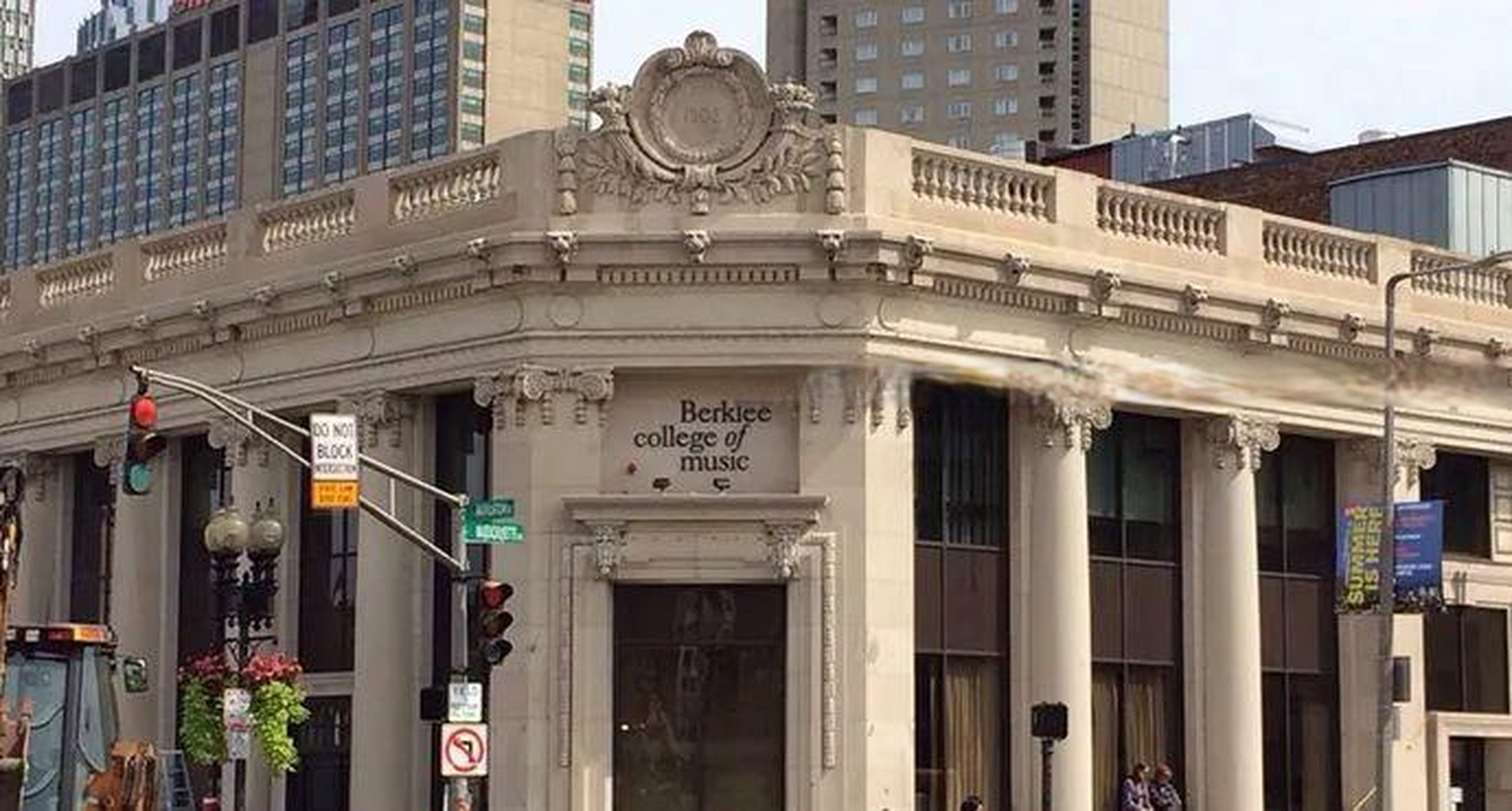 伯克利音乐学院 berklee college of music 最近举行学位颁授典礼,学