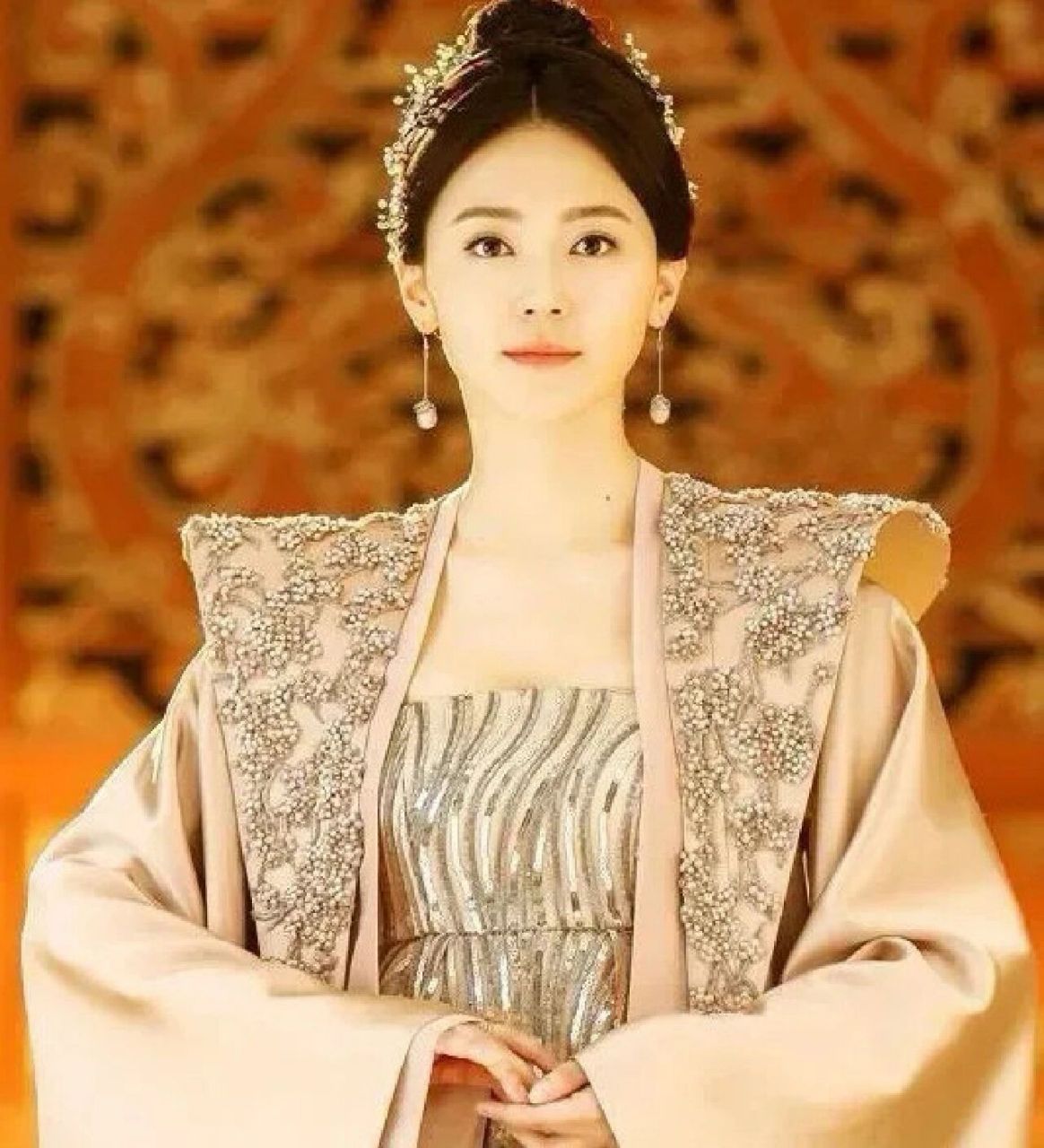 夜华是一条黑龙,威风凛凛,霸气十足,天族也就是龙族.