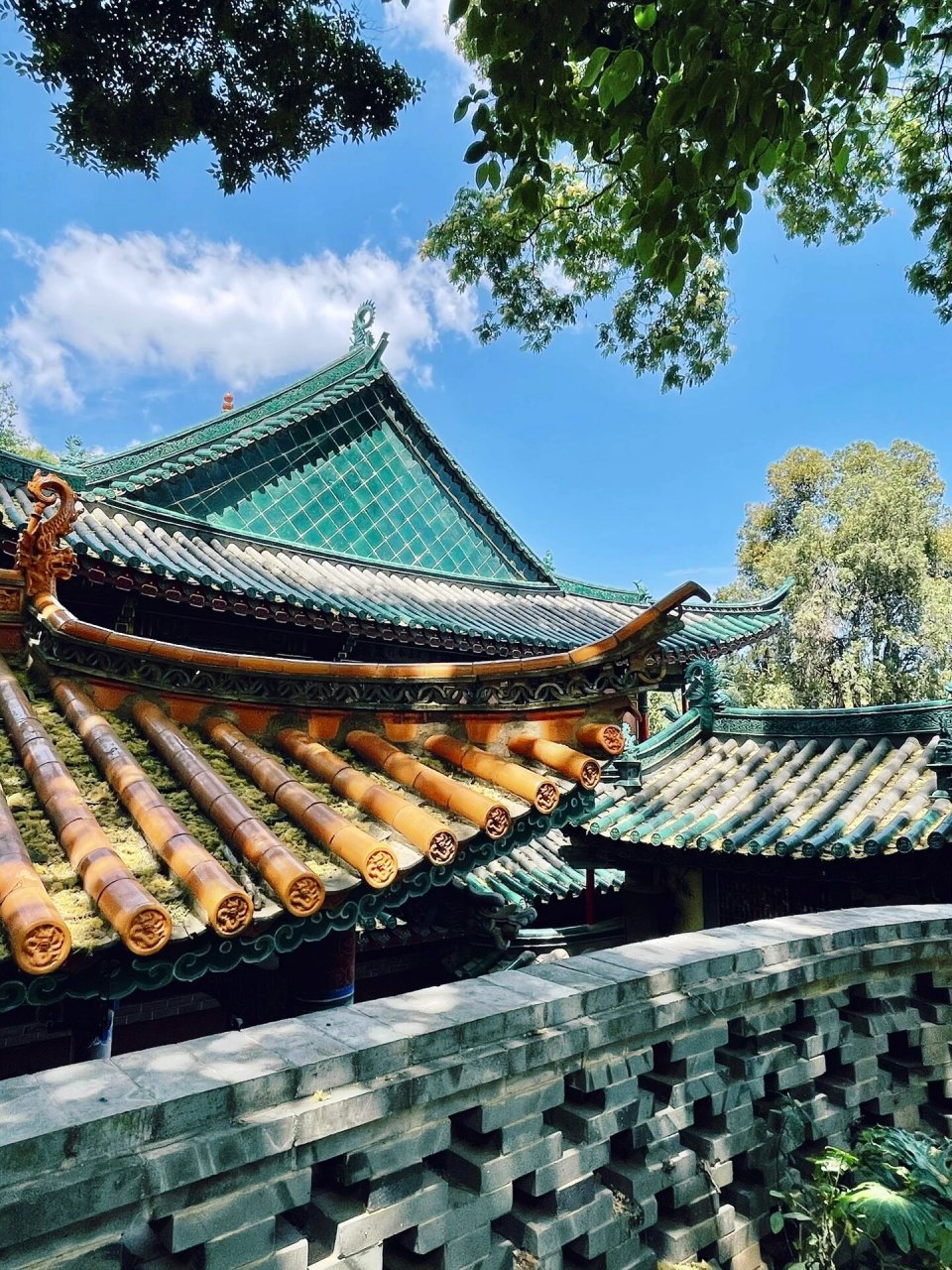 盘龙寺·晋宁·昆明 盘龙寺,是昆明香火常旺的寺院之一,信众慕名前来