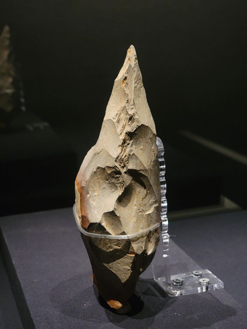 石斧50万到30万年前大马士革国家博物馆 石斧 50万到30万年前