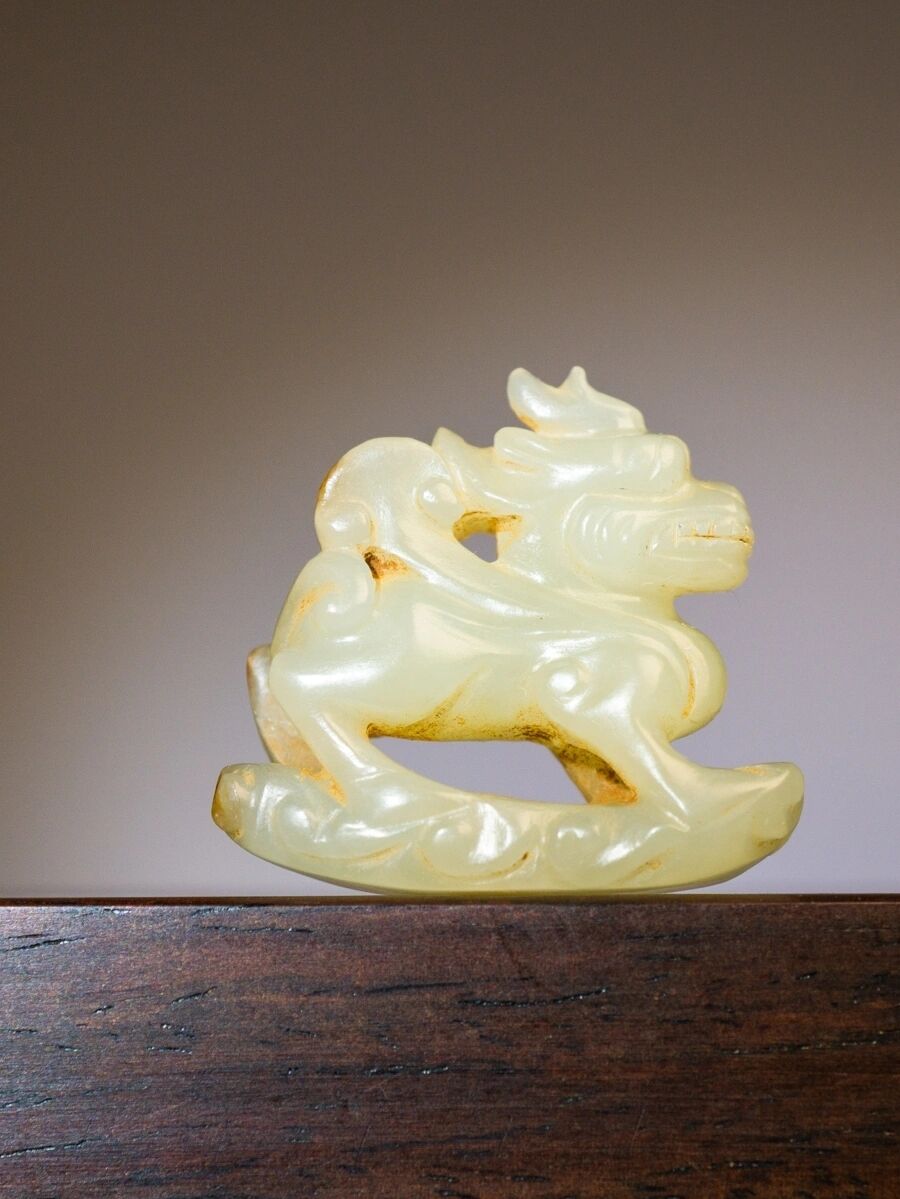 古玉 麒麟 中古玉,宋元和田玉麒麟衔灵芝如意帽顶吊坠,尺寸:27.