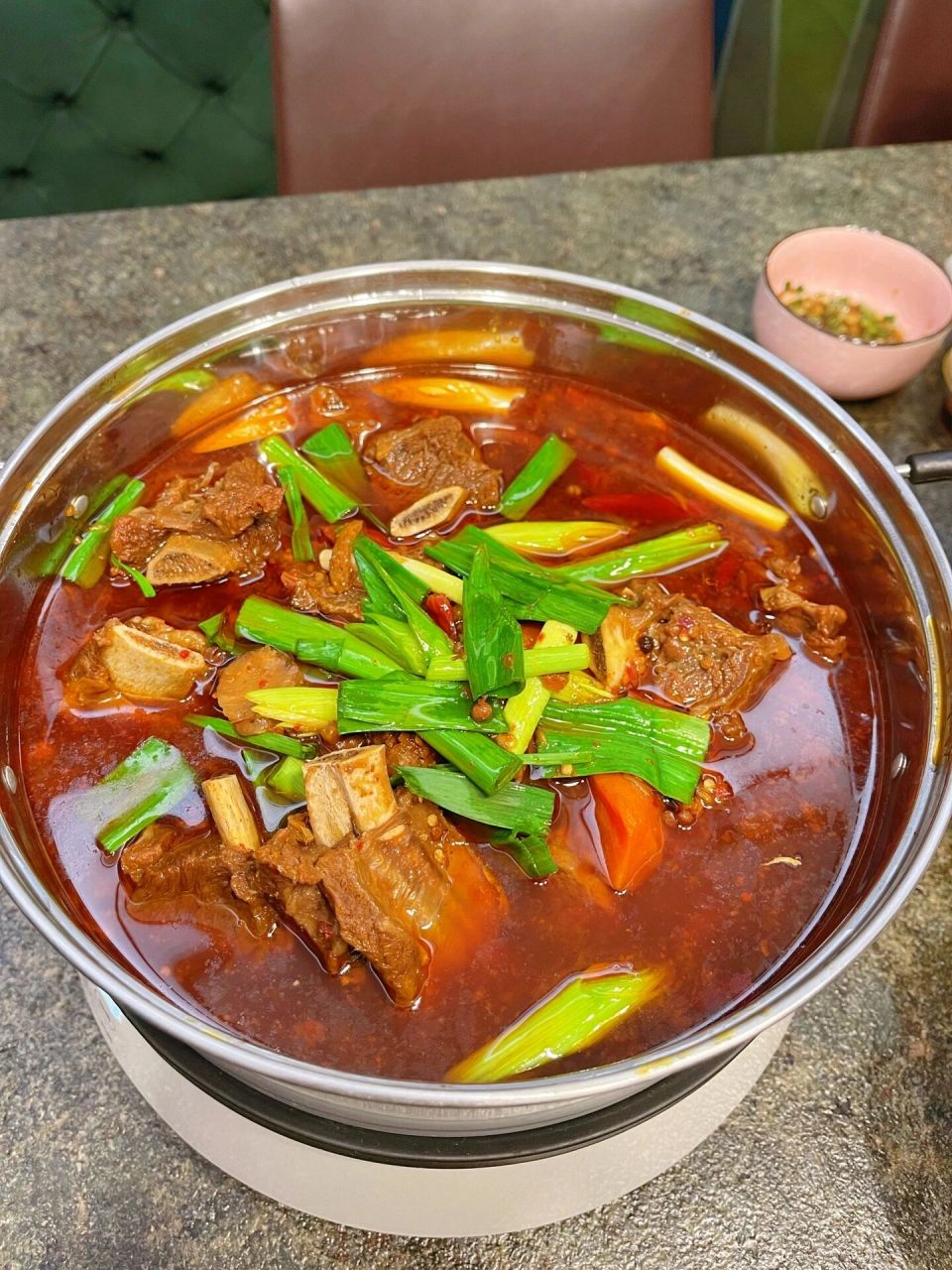 香辣红烧牛排火锅做法 需要食材: 牛排两斤 八角两颗 桂皮一个拇指大