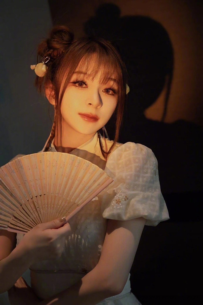 美依礼芽的端午节写真,这个双丸子花苞头,改良旗袍,折扇,真的能看出来