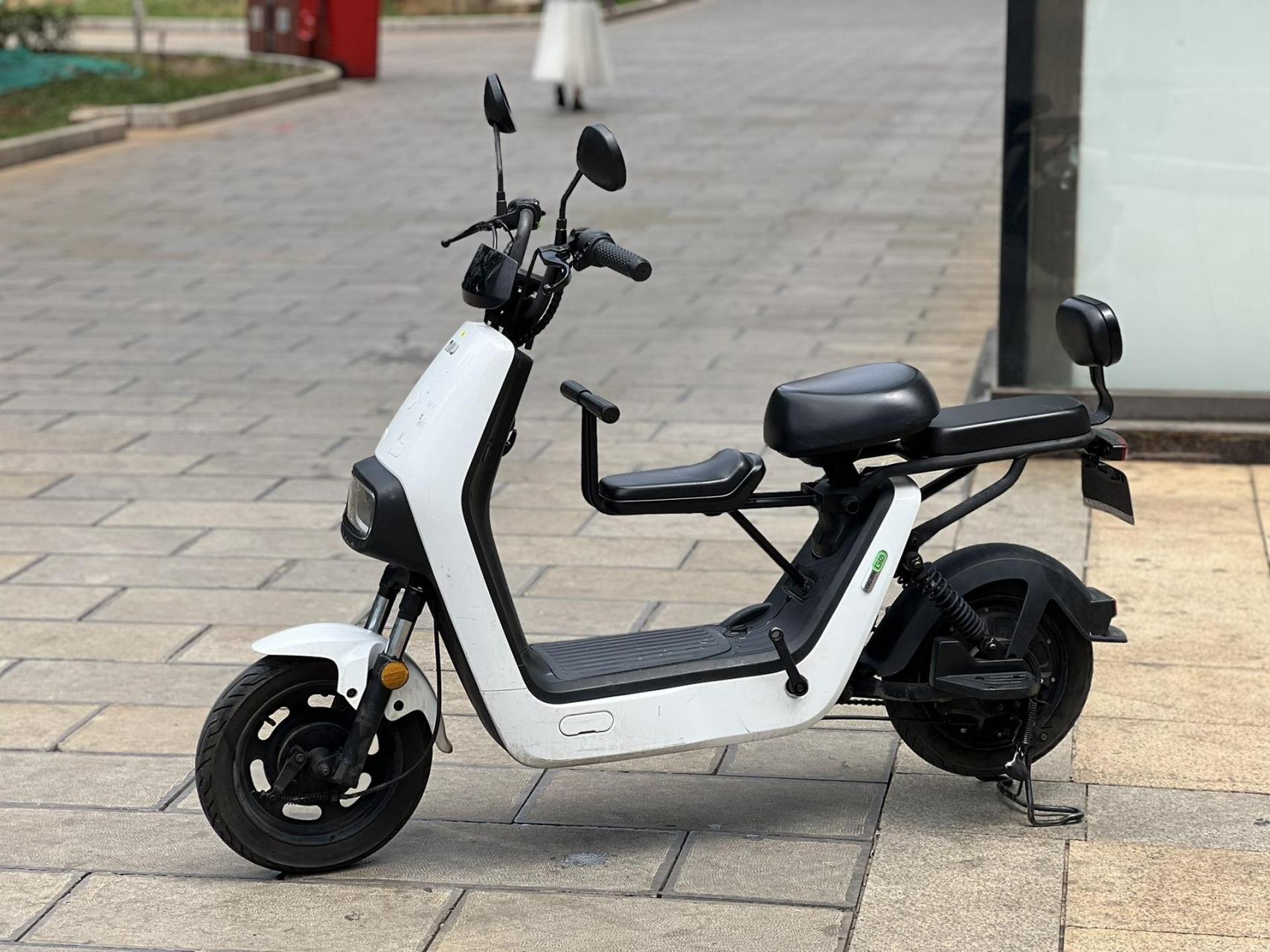 小牛国标电动车,小牛g0,新车带配件买成3000多块,不需要驾照,不存在