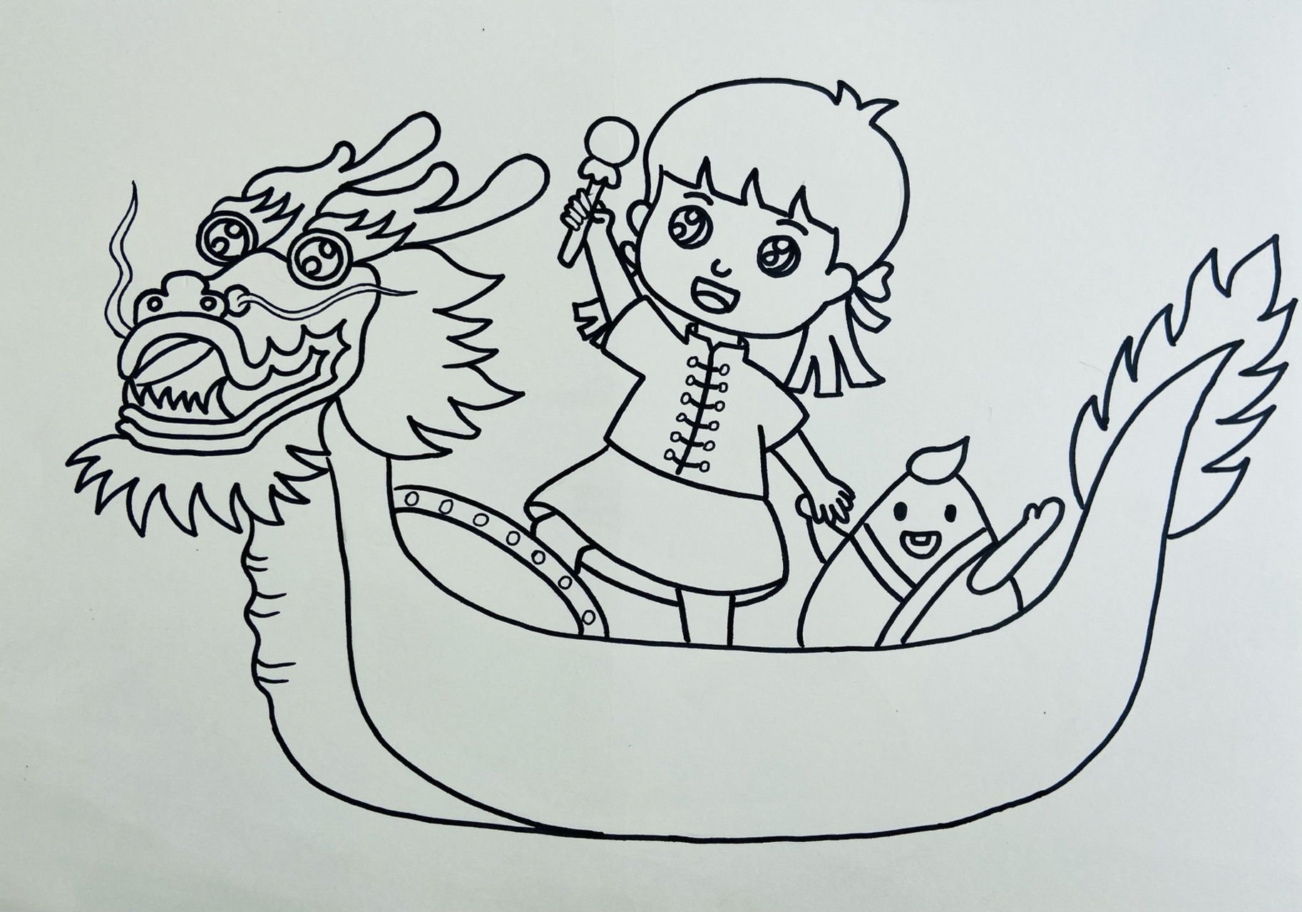 铅笔画出龙舟图案 2.勾线描边涂色 3.画好剪下来,贴到黑色卡纸上 4.