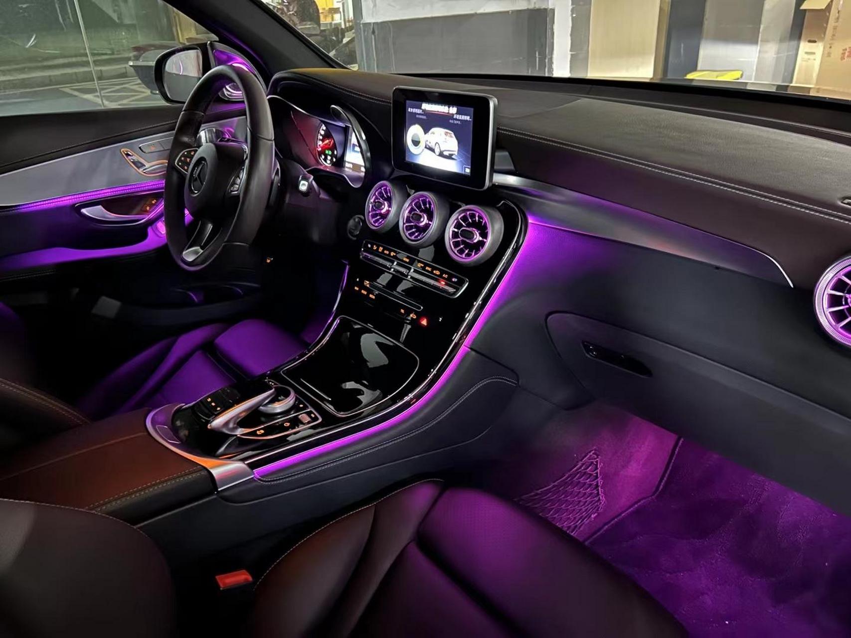 奔驰glc升级64色氛围灯,前后涡轮出风口,4d旋转高音,原厂高配拉丝铝