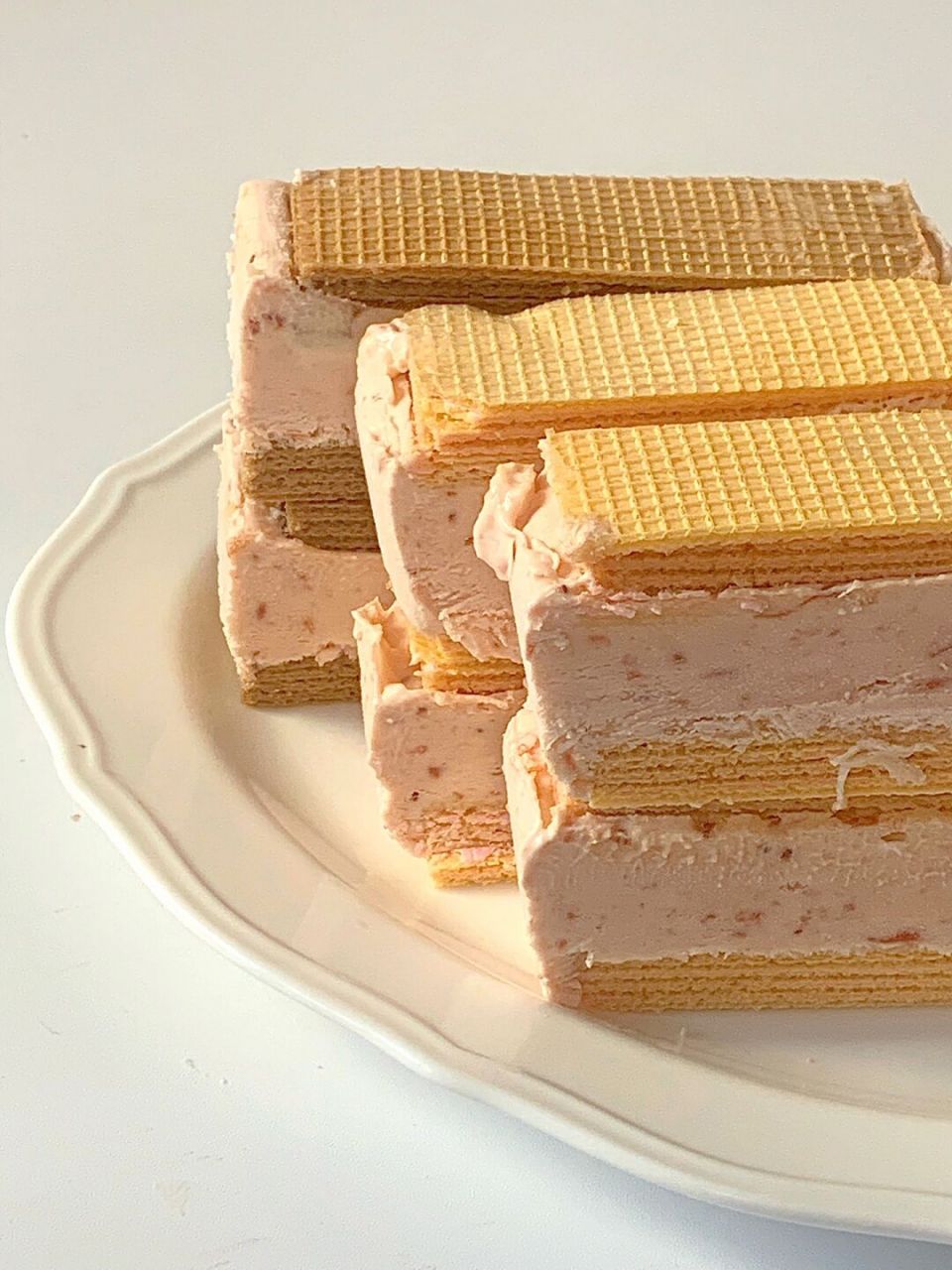 草莓味威化饼干加上满满都是草莓酱的冰淇淋,双重口感真是超绝60