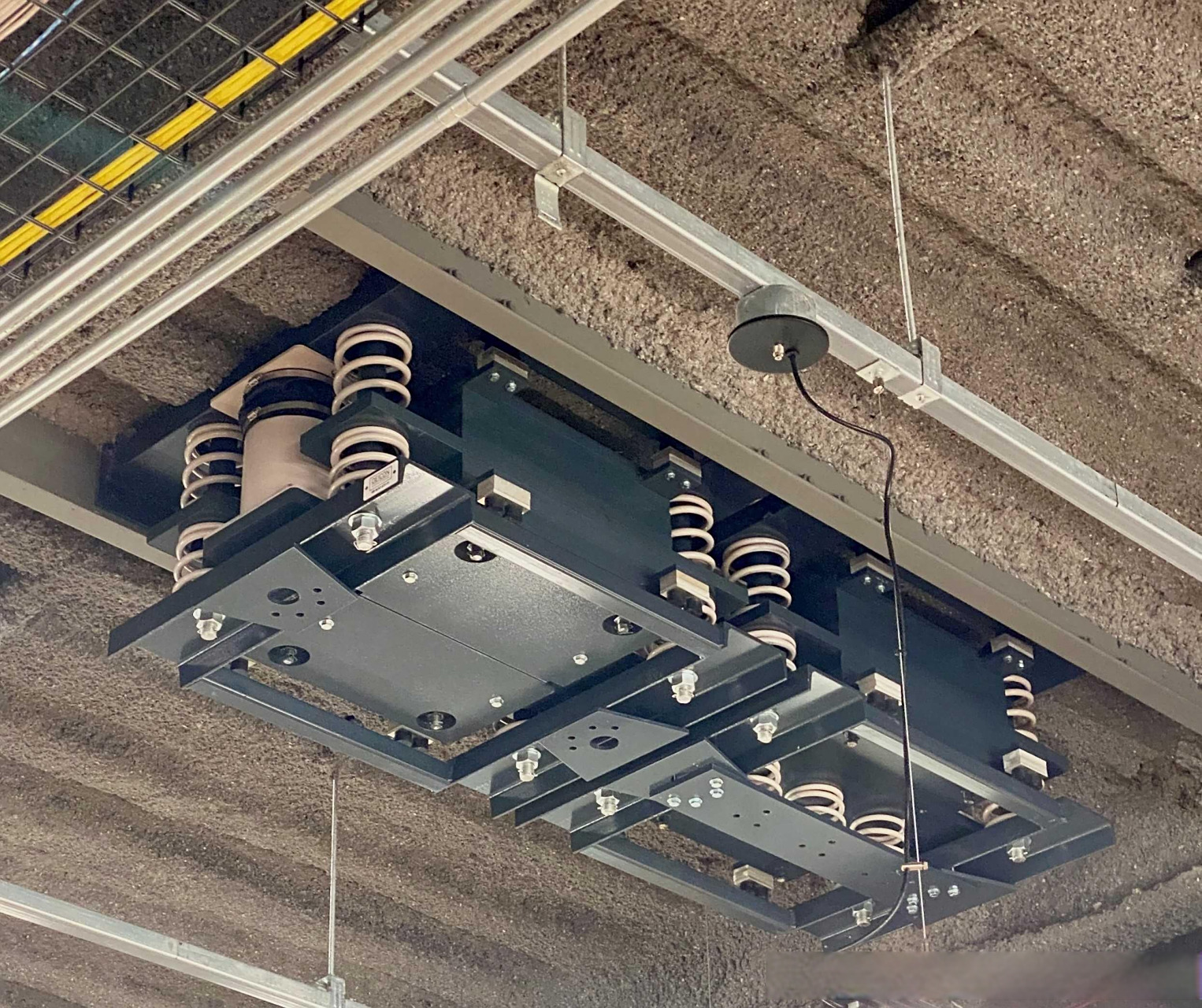 安装在桥底的调谐质量阻尼器,用于在地震中保护桥梁结构