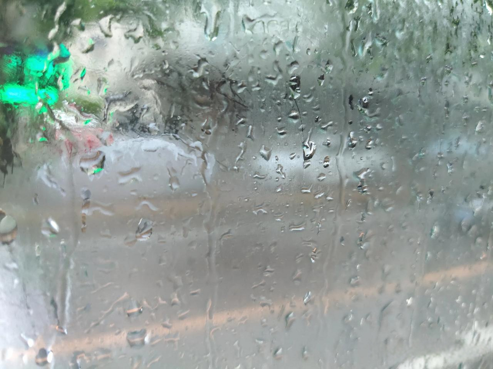 今天,我还那么干,不过,刚倚着车窗玻璃不长时间,就