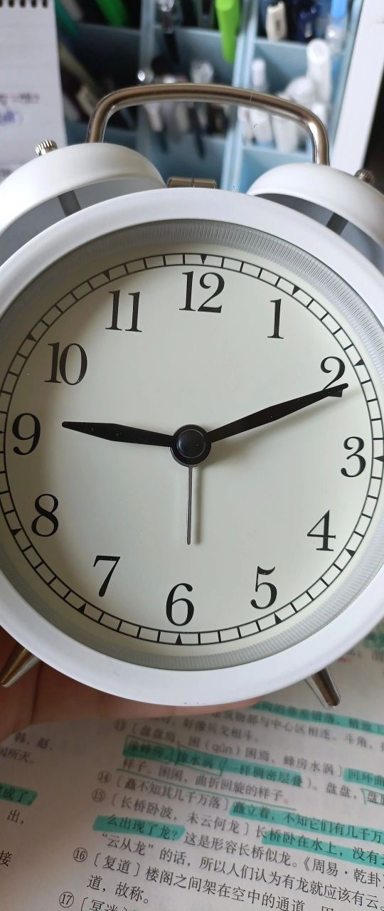 各位帅哥美女帮帮忙 #闹钟从宜家买了闹钟 结果不会调时间到时走的准