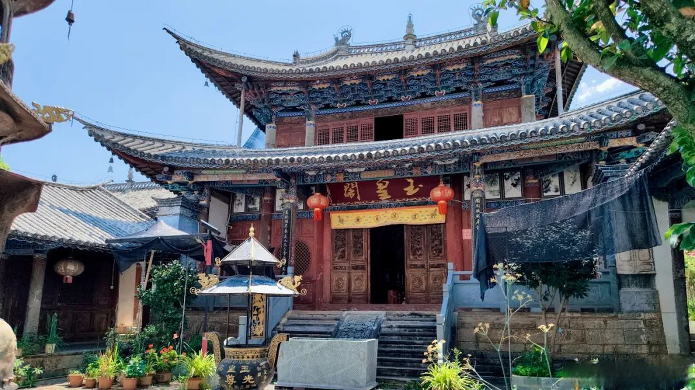 保山旅行# 唐宋以来便闻名遐迩的千年古刹光尊寺,是一座很特殊的寺 