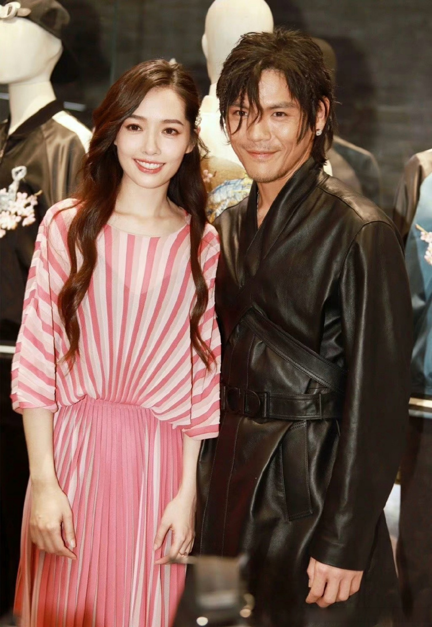 向佐郭碧婷牵手逛街# 网友偶遇#向佐# 和#郭碧婷# 牵手逛街,旁边还推