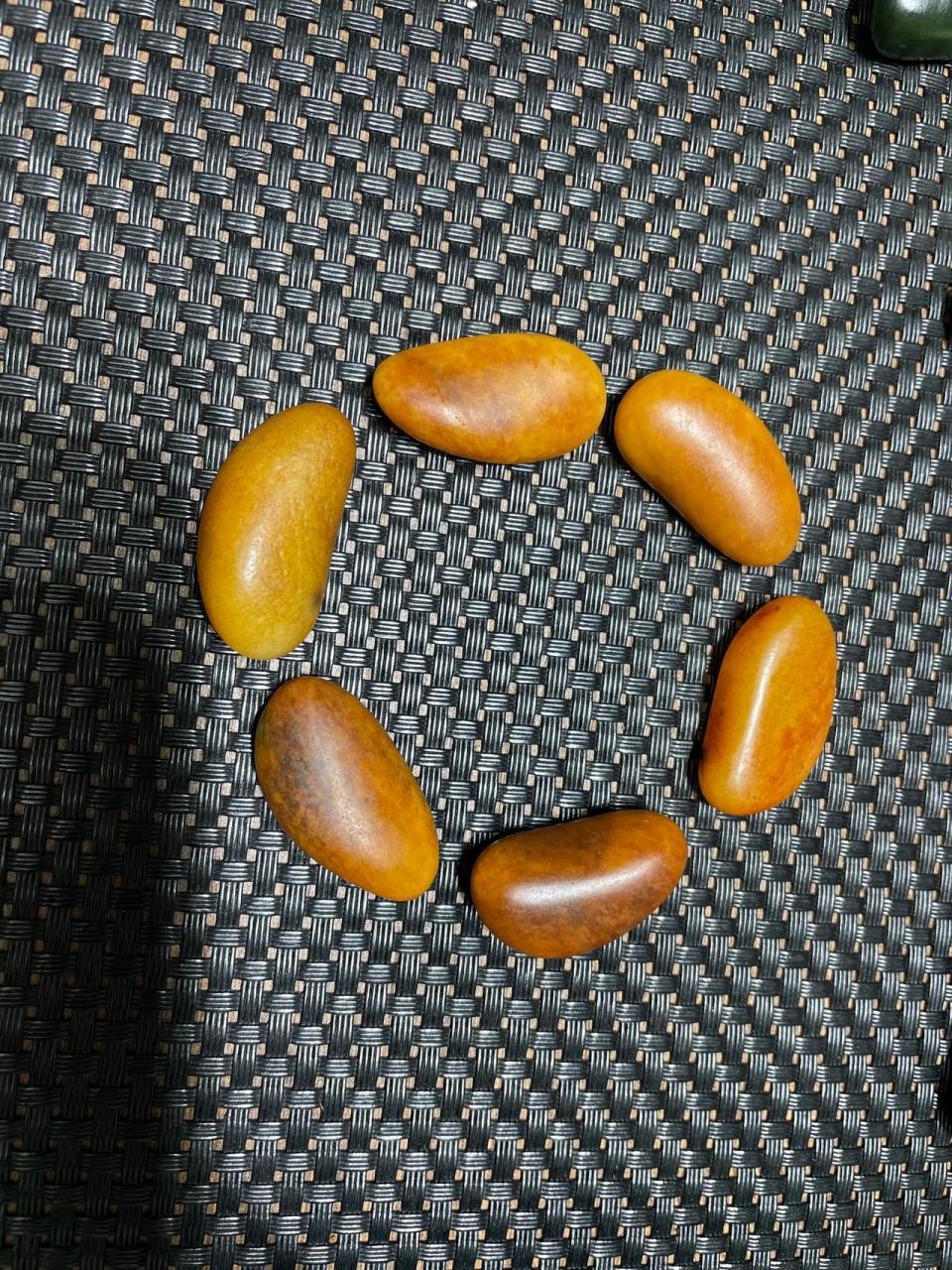 和田玉黄沁籽料原石手串