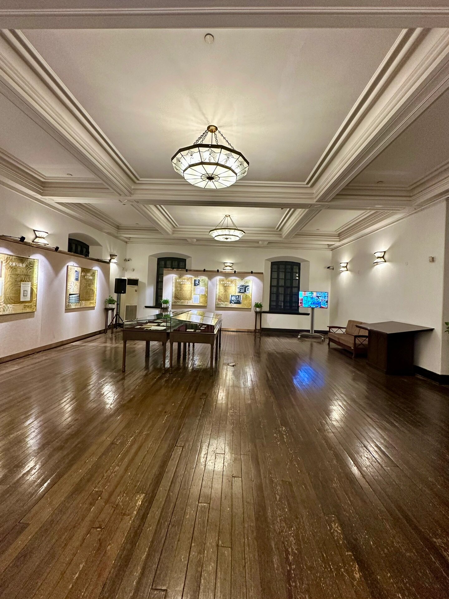 上海图书馆徐家汇藏书楼 每次路过这幢米白色的二层洋楼都充满好奇