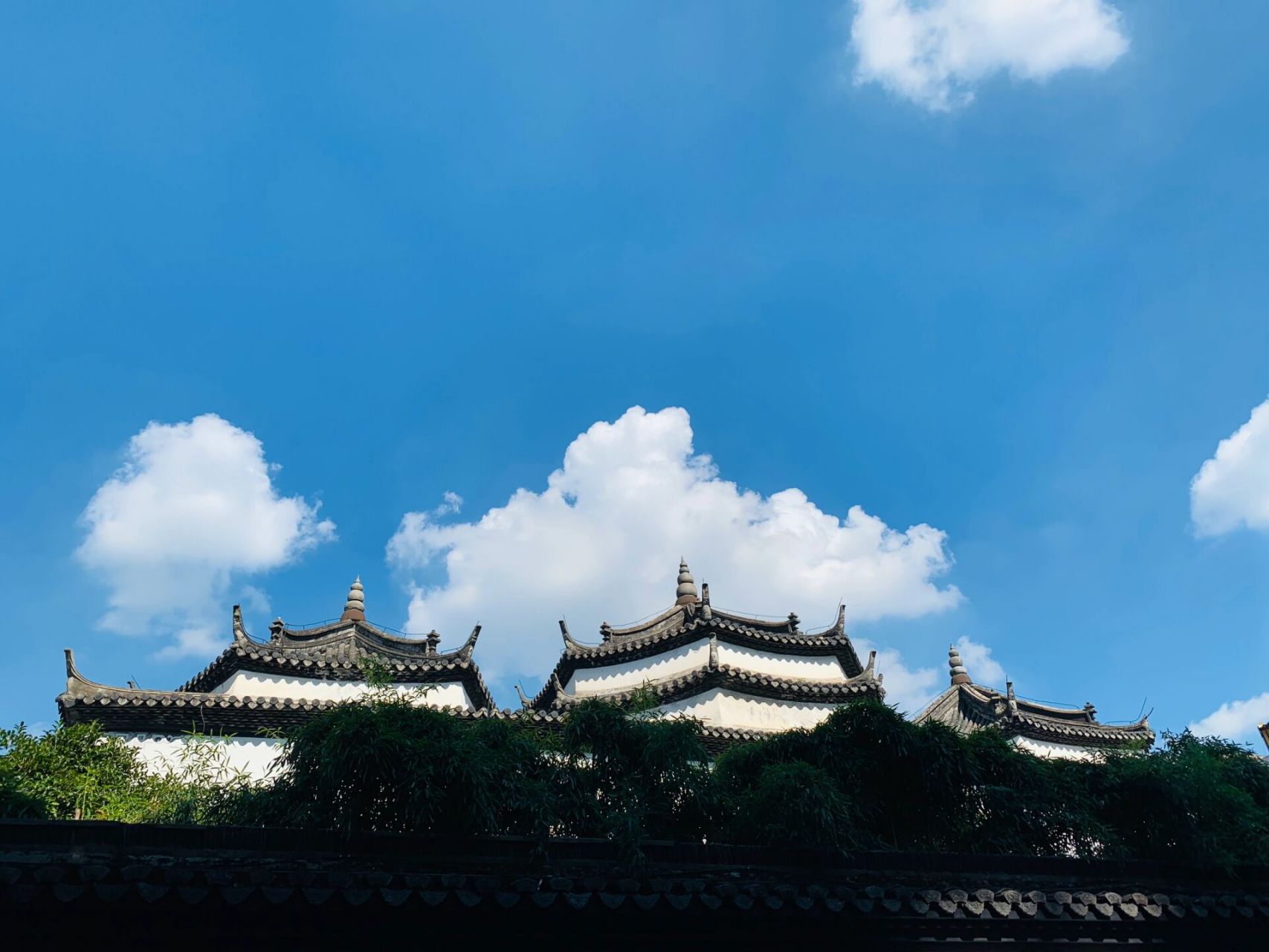 凤凰寺 因其建筑群布局形似凤凰而得名,位于浙江省杭州市上城区中山