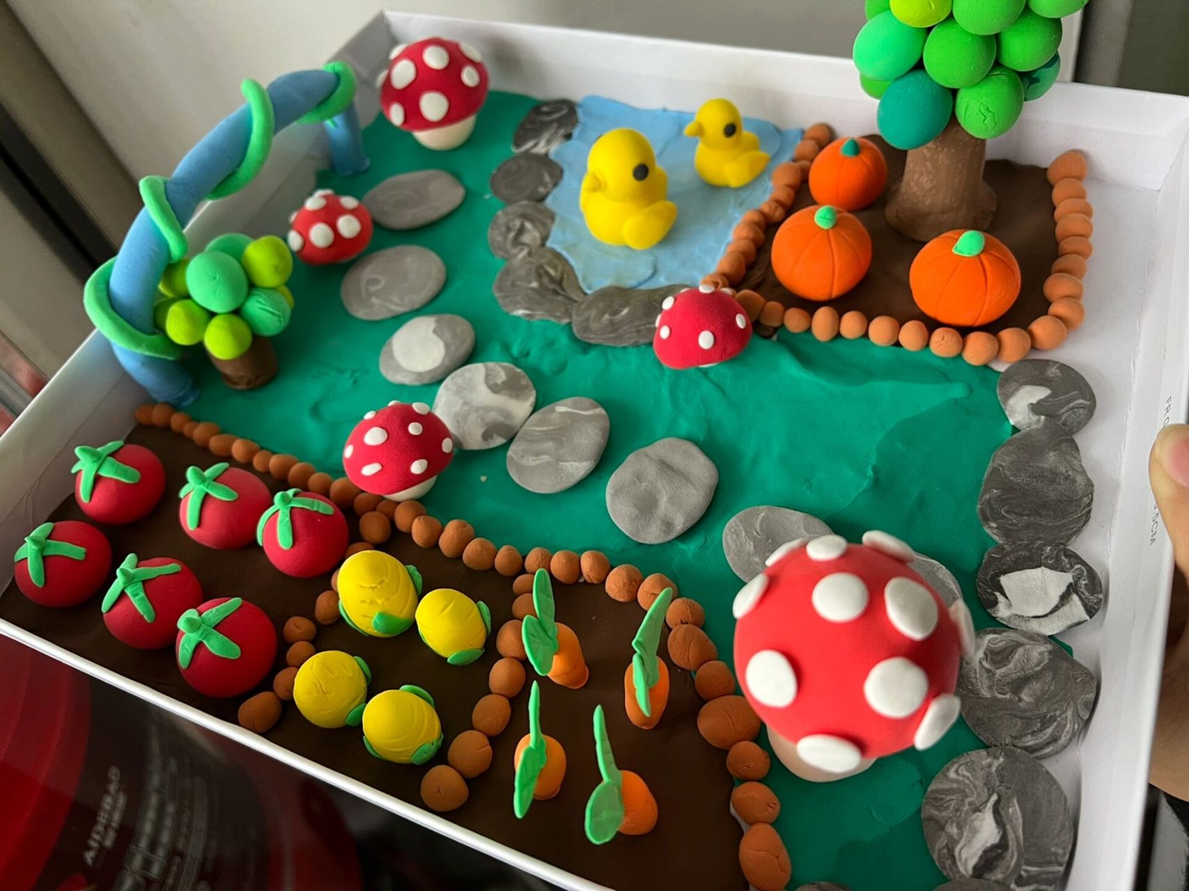 小学生彩泥粘土手工制作作品 彩泥作品分享—自家小院,孩子参与的少