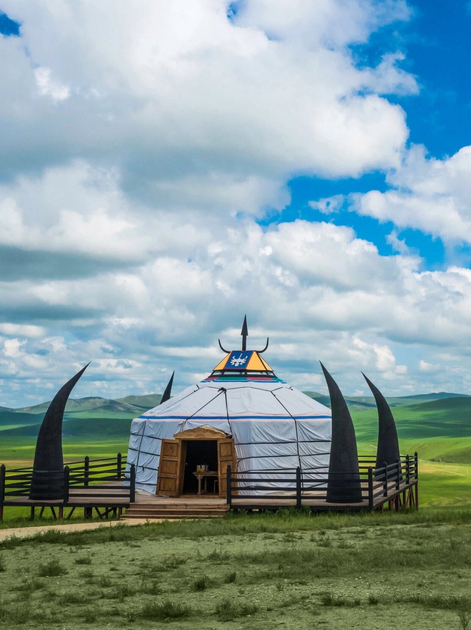 ❤️ 1⃣️蒙古包 	 是蒙古族牧民居住的一种房子.