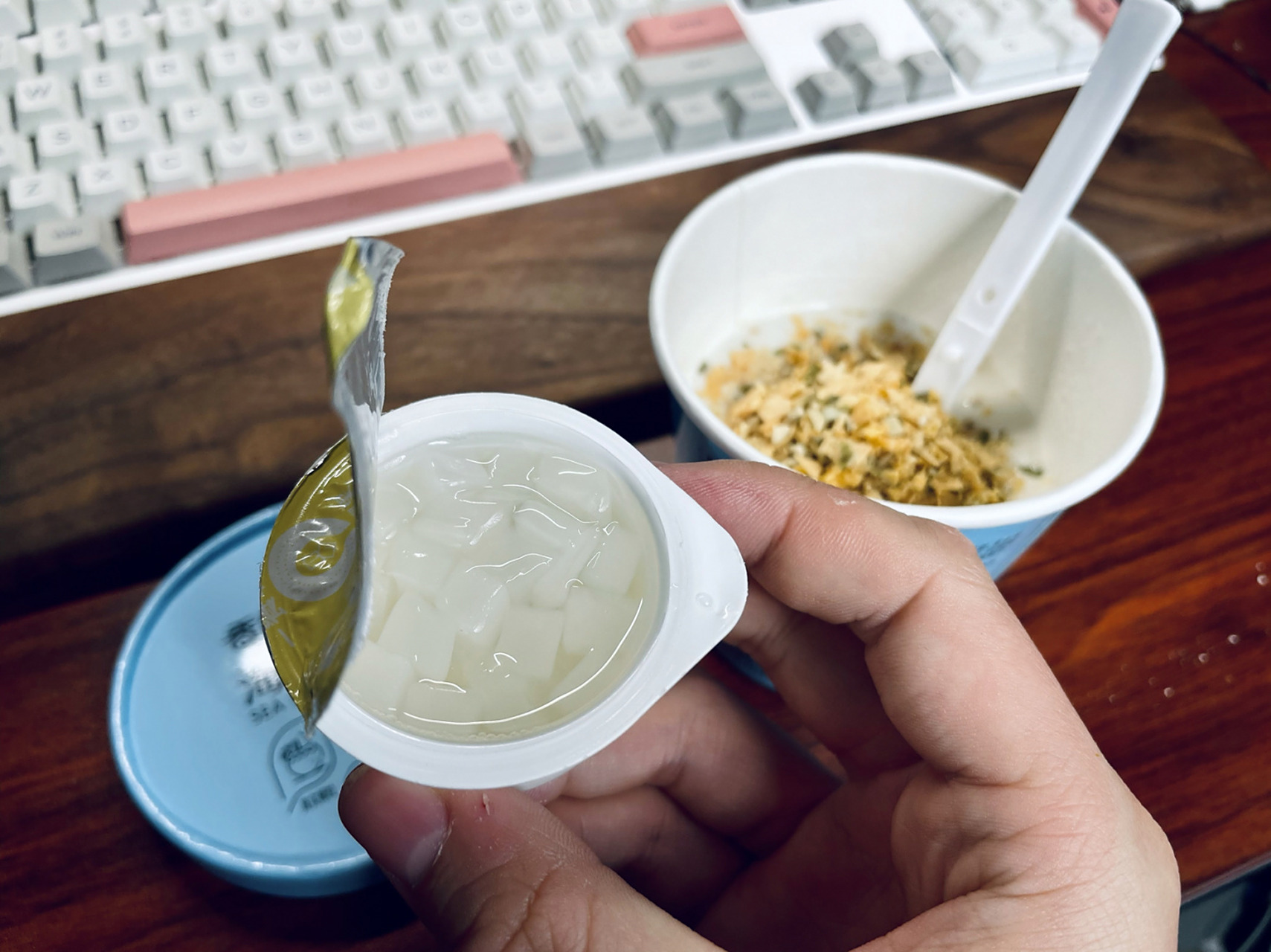 早晨起来不爱做饭,来一杯香飘飘的奶昔,高纤维的椰果口感还是不错的