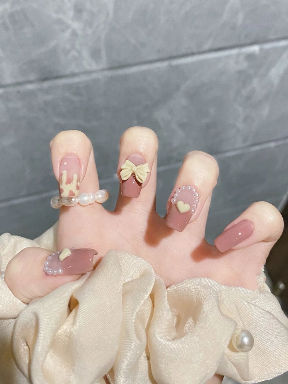 草莓牛奶流心91可爱软妹风91爱心珍珠美甲 这个蔷薇粉太少女了!