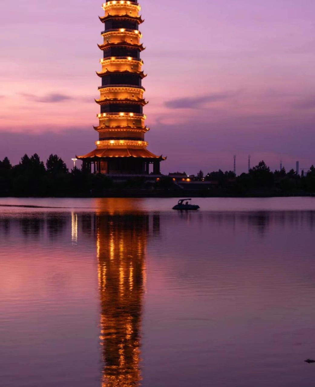 和合塔位于丰水湖(位于江西省丰城市新城区)公园内 和合塔位于丰水湖