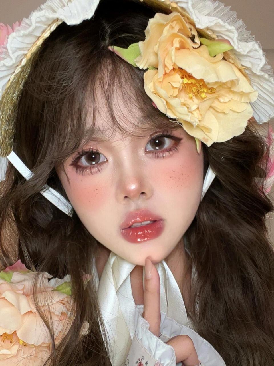 一个饱和度比较高的暖色系妆容 好像住在油画里的花仙 #春日鲜花妆