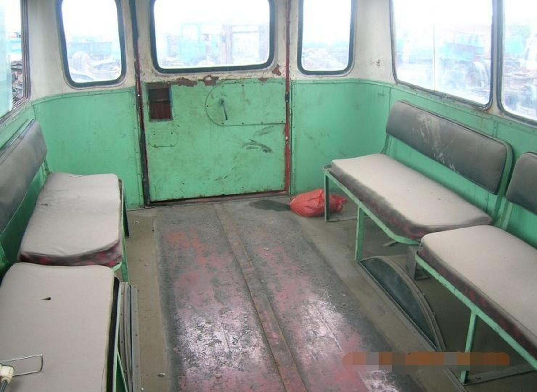 这辆南京嘎斯救护车也摆脱不了被拆解的命运了,真可惜!