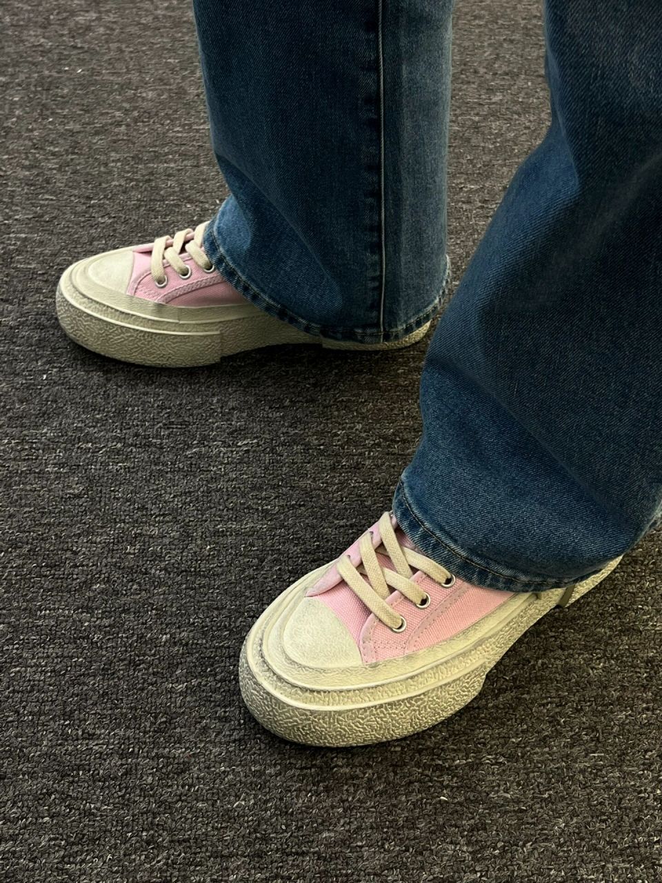 偏爱厚底鞋|blackpink"小黑粉"出街不撞款  甜酷风格的厚底帆布鞋