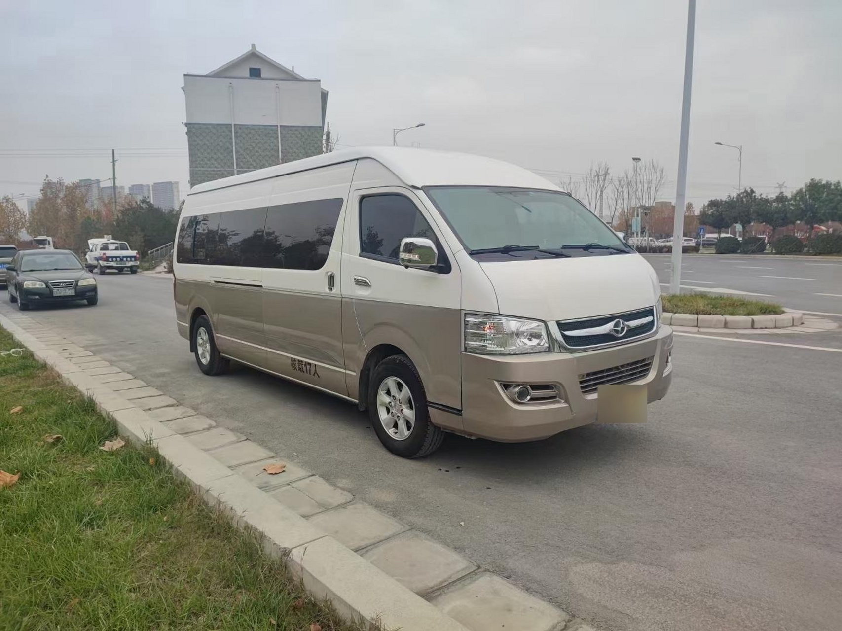 18年5月上牌九龙海狮商务,17座,非营运,绵阳3.