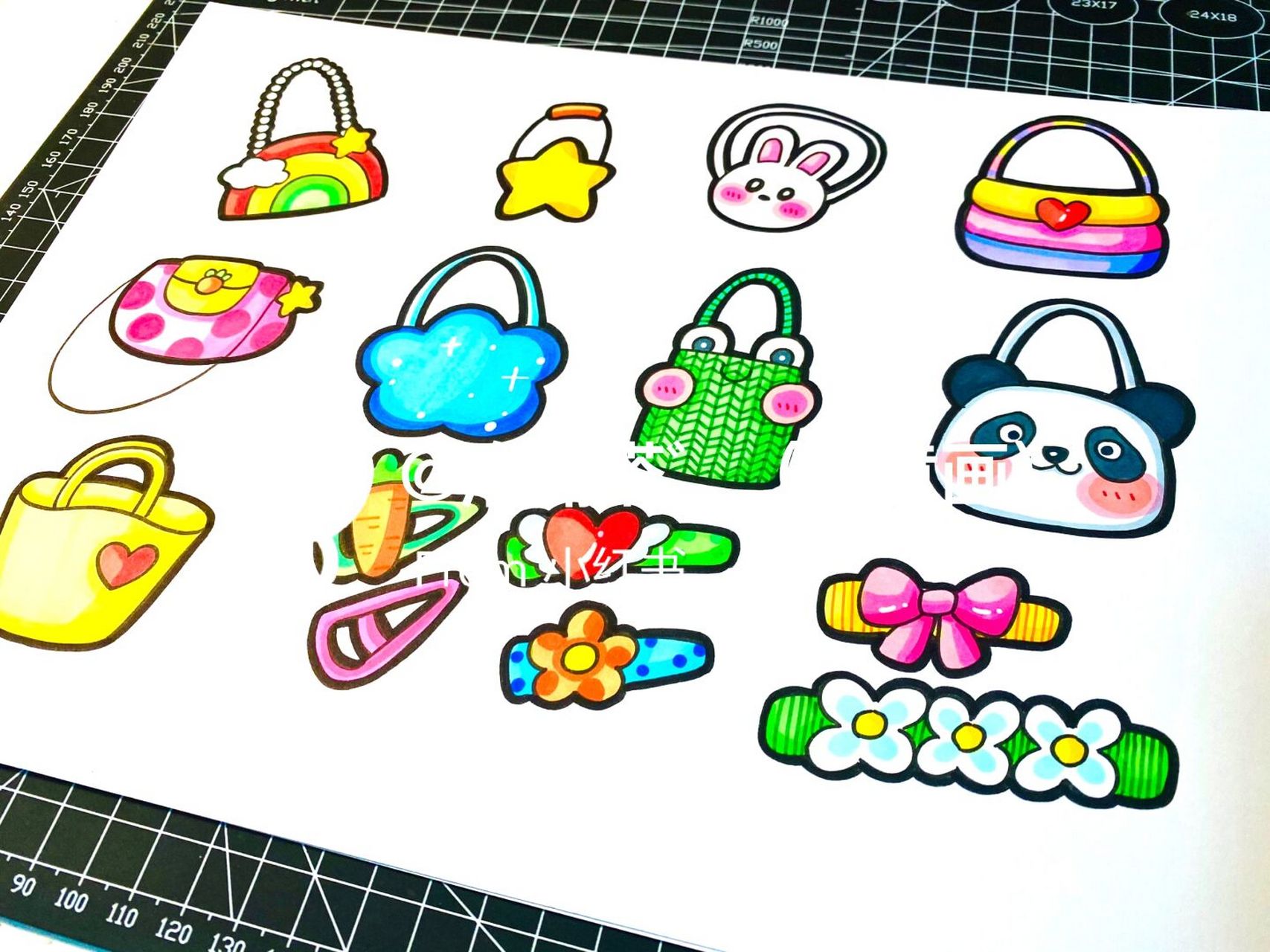 儿童画中可爱的配饰 #画个简笔画# #笔记灵感# 包包,帽子,发卡.