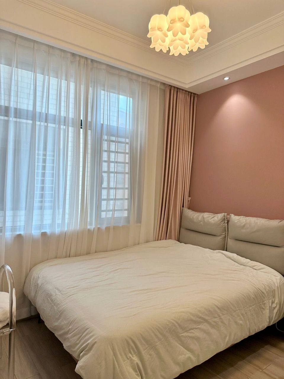 女儿房就是要布置的粉粉的 墙面乳胶漆通刷 褐珊瑚 杏子灰大面积 简单