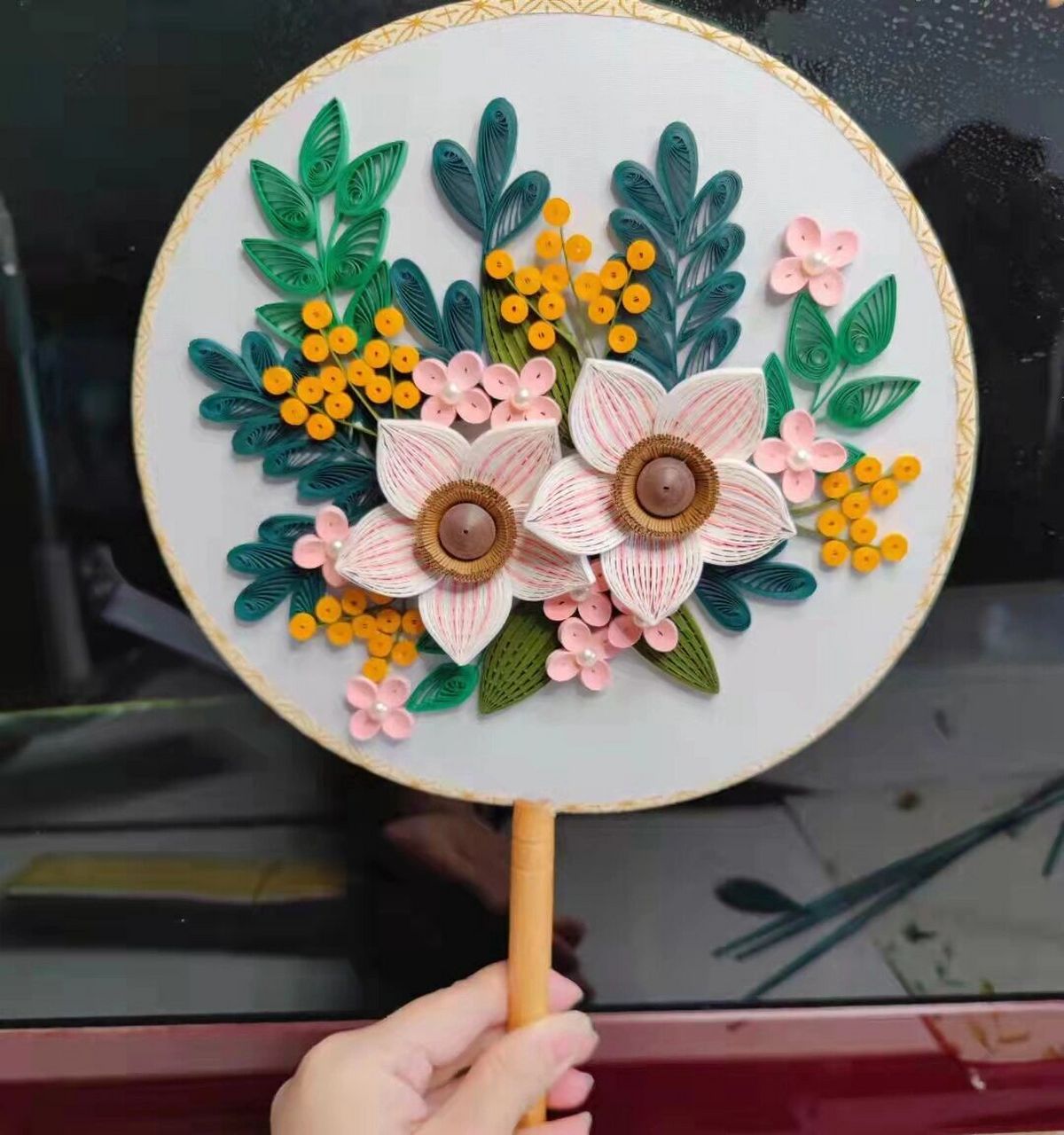 手工衍纸作品/客户拿图案来定制的扇子 还有很多不足,但是已经很对得