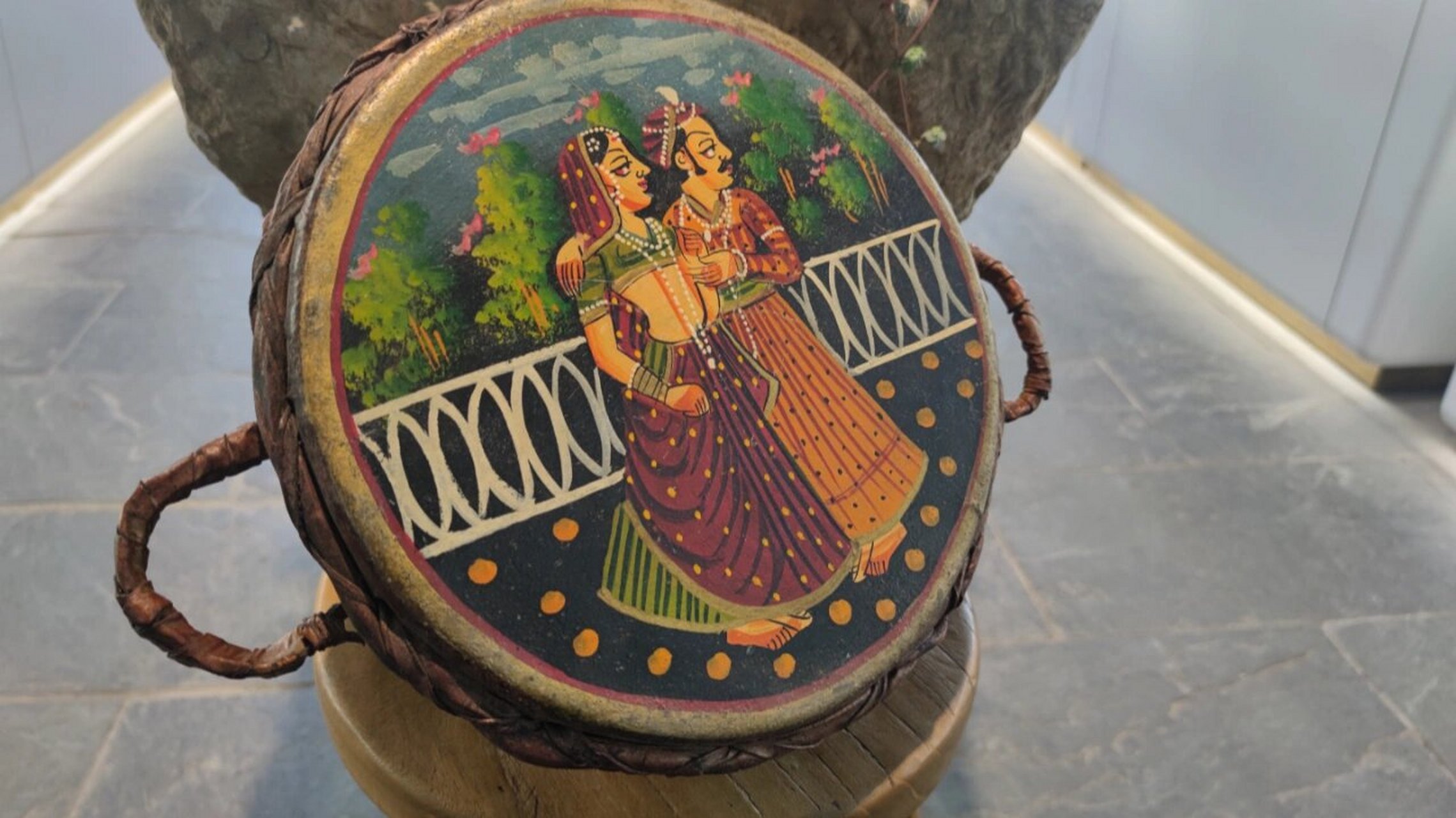 印度皮鼓 古董鼓 鼓面为牛皮 鼓身为金属 	 早期印度带回作为留念