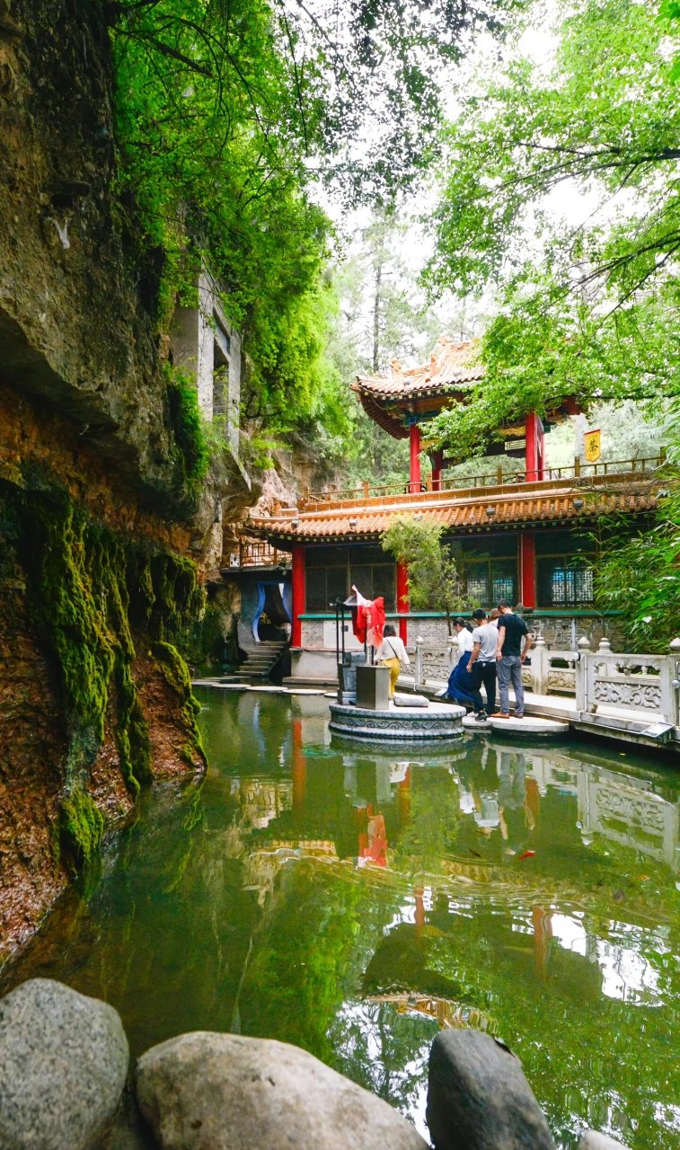 崇信龙泉寺 龙泉寺位于平凉市崇信县县城北侧的凤山山腰处,是一处旅游
