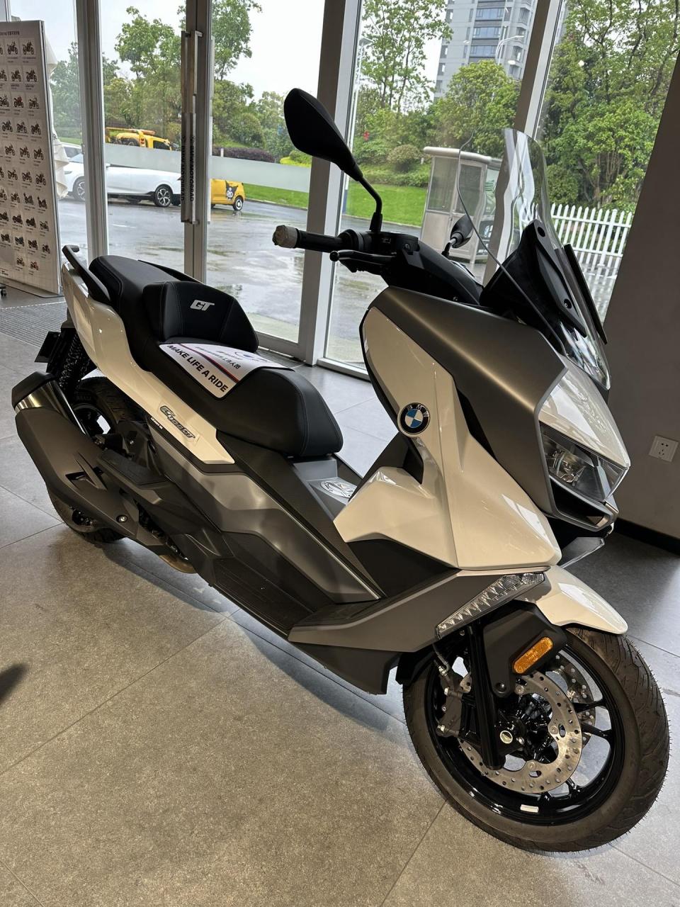 全新宝马踏板c400gt 雪山白 现车一台 排量350cc,34匹马力,峰值扭矩35