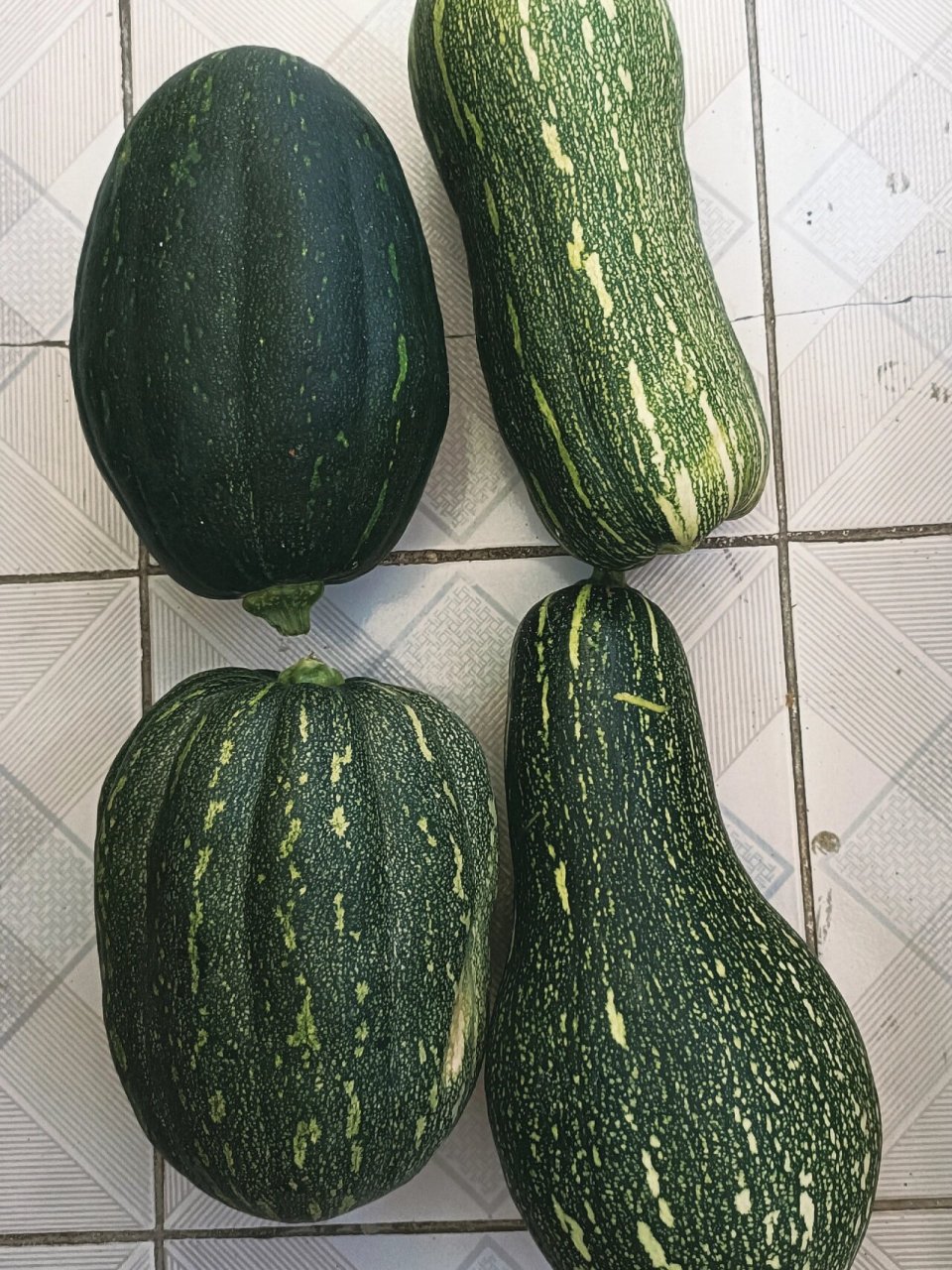 还有蒸茄子和黄瓜,配上灵魂小蘸料,小日子过得不错!