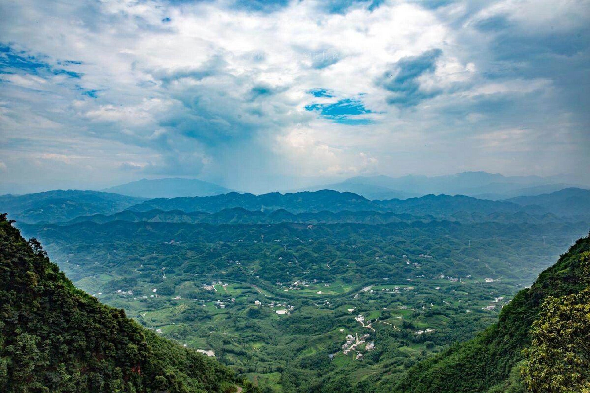 " 蜀南竹海, 位于四川宜宾市长宁县竹海镇, 由27条峻岭,500多座峰峦