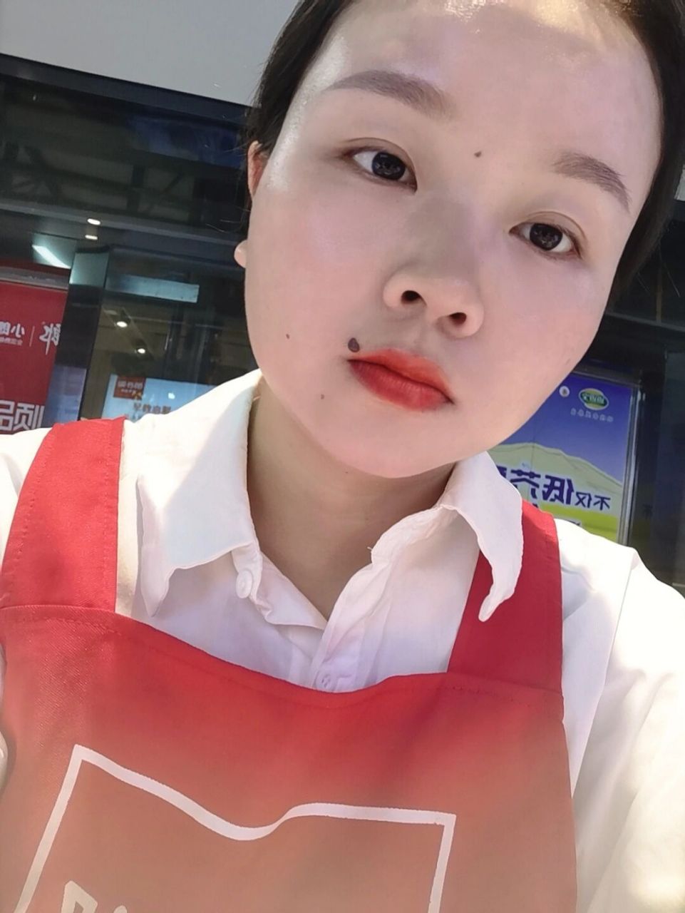 嘴角右下方有痣的女人图片