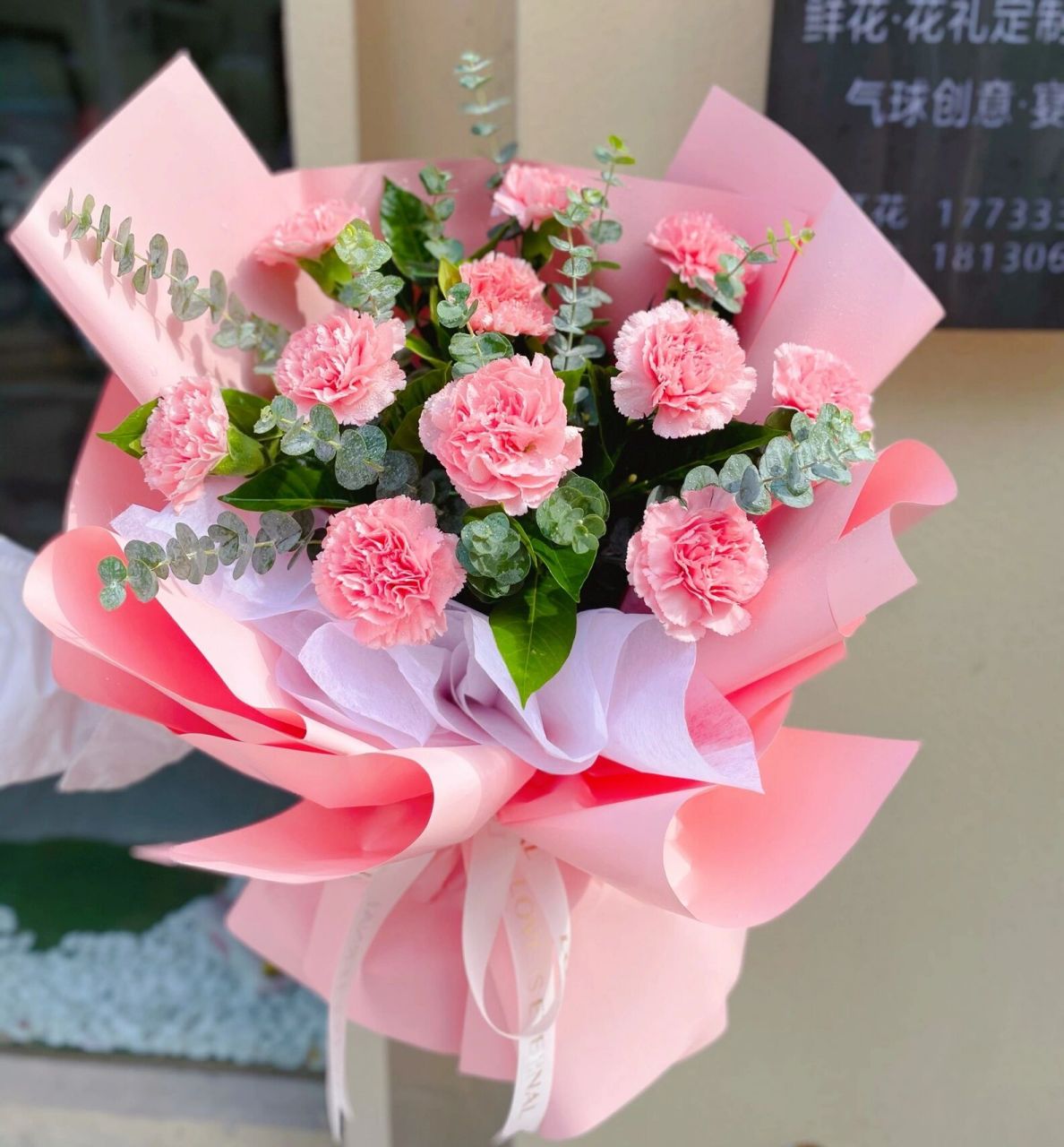 11支康乃馨. 太适合送坐月子的产妇了, 颜色治愈,没有气味,花期还很长