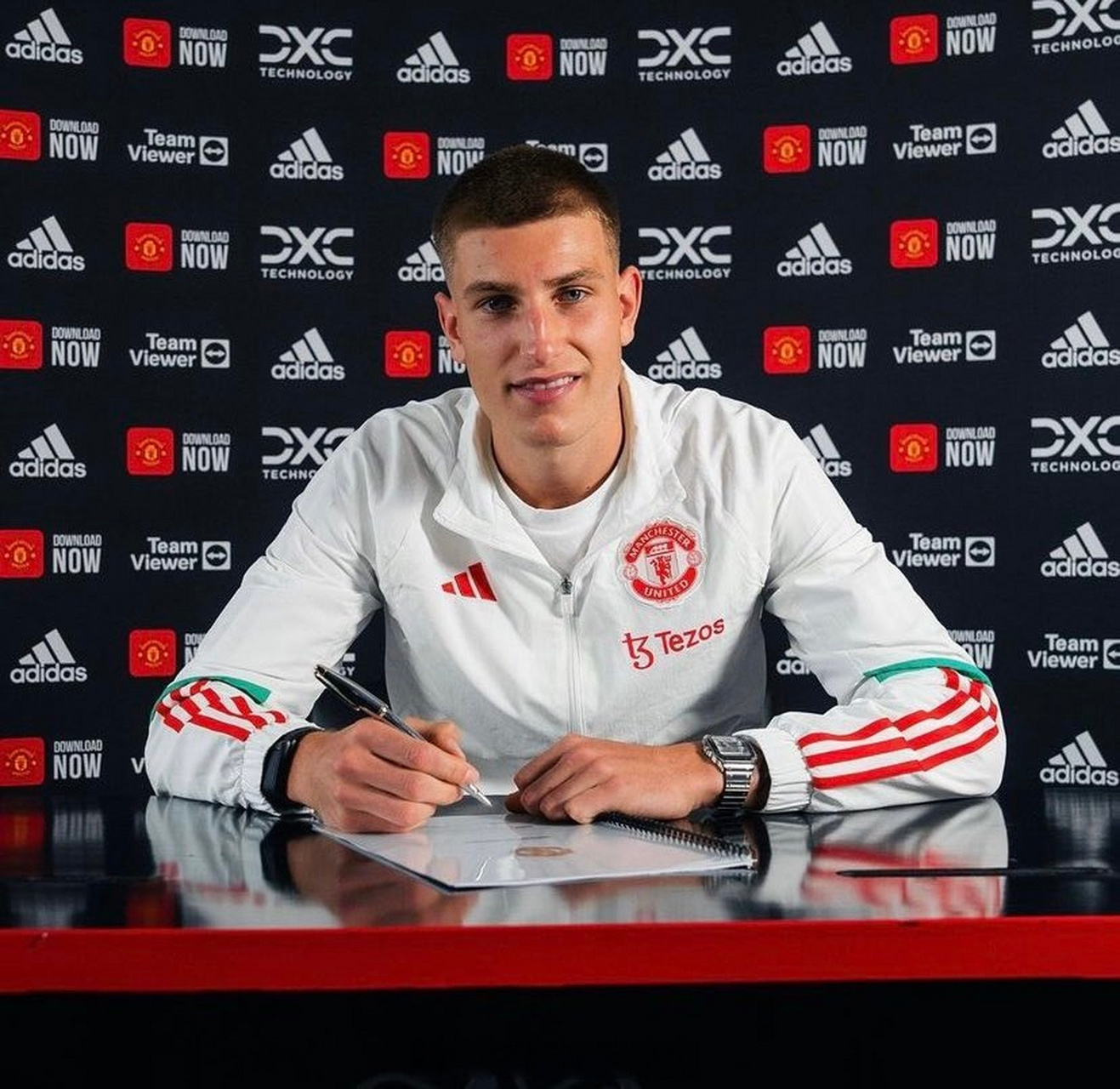 球队官宣青训小将 rhys bennett和中场dan gore签下第一份职业合同