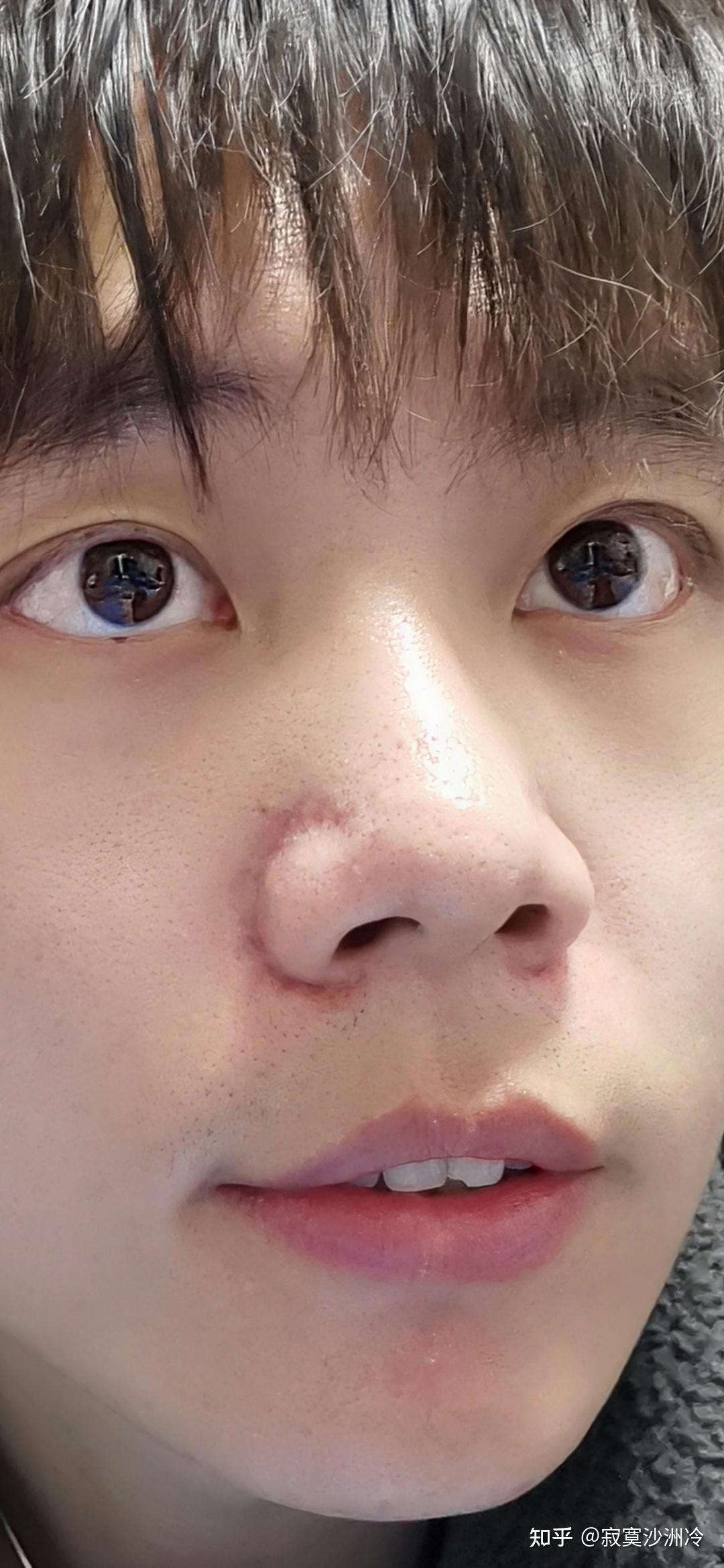 有没有那种长得普通但眼睛很好看的男生呢