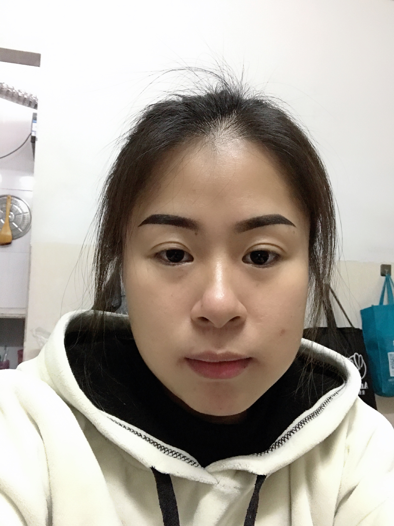 第一次做眉毛,没经验,做完后悔了,好难看,刚做完半永久定妆雾眉第三天