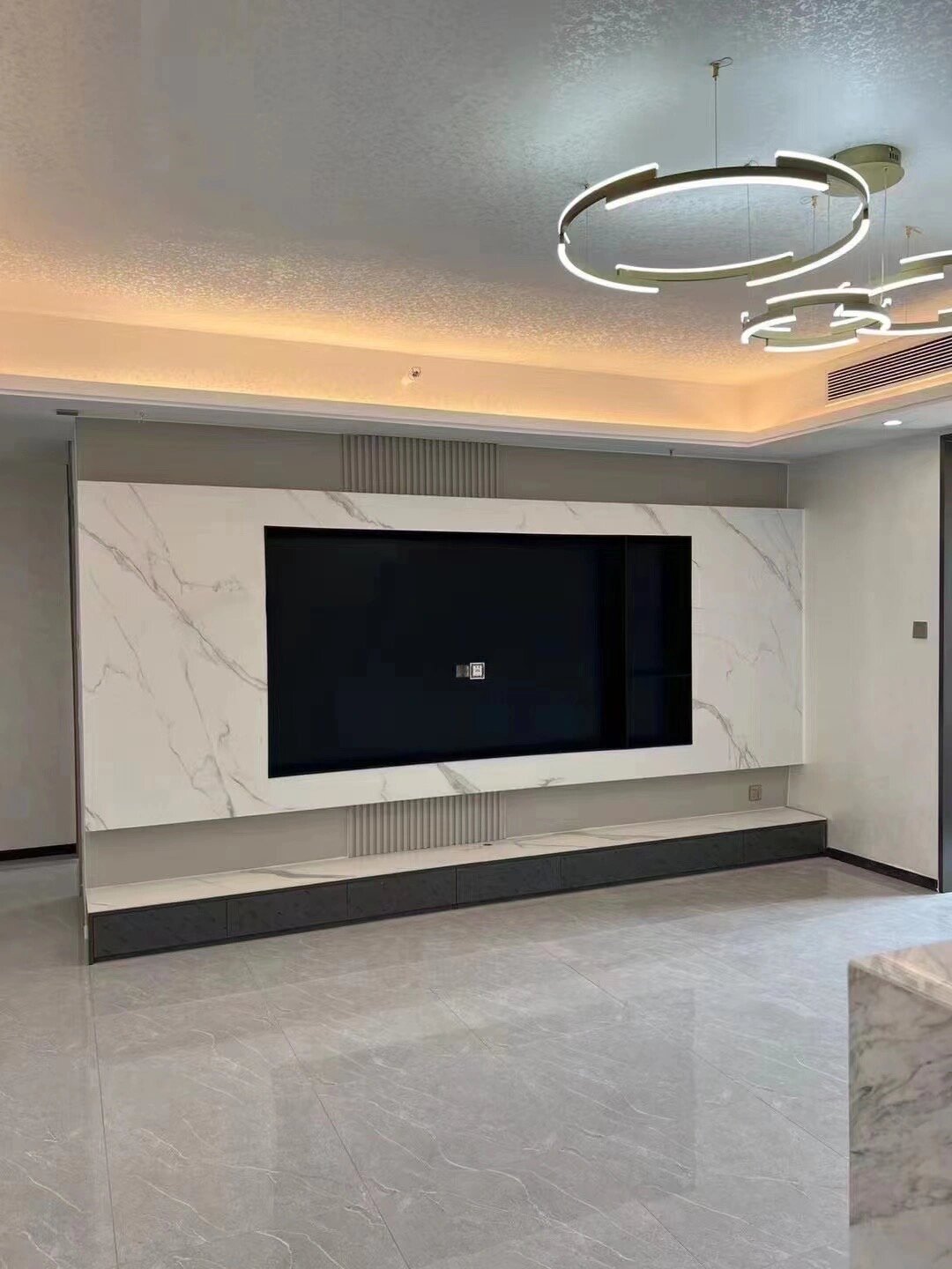 都说爵士白岩板背景墙太大众 这款背景墙是业主自己设计的,爵士白岩板