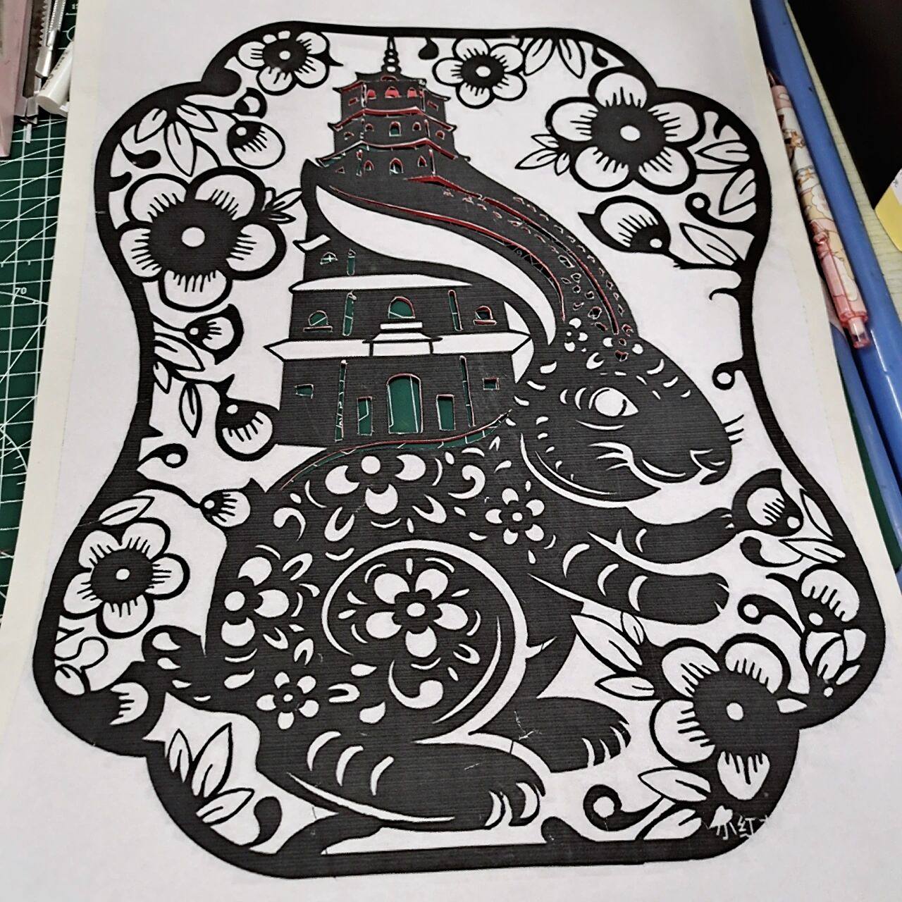 90大小:剪纸图案a3 7015材料:需要刻刀 剪刀 剪纸图案 红纸