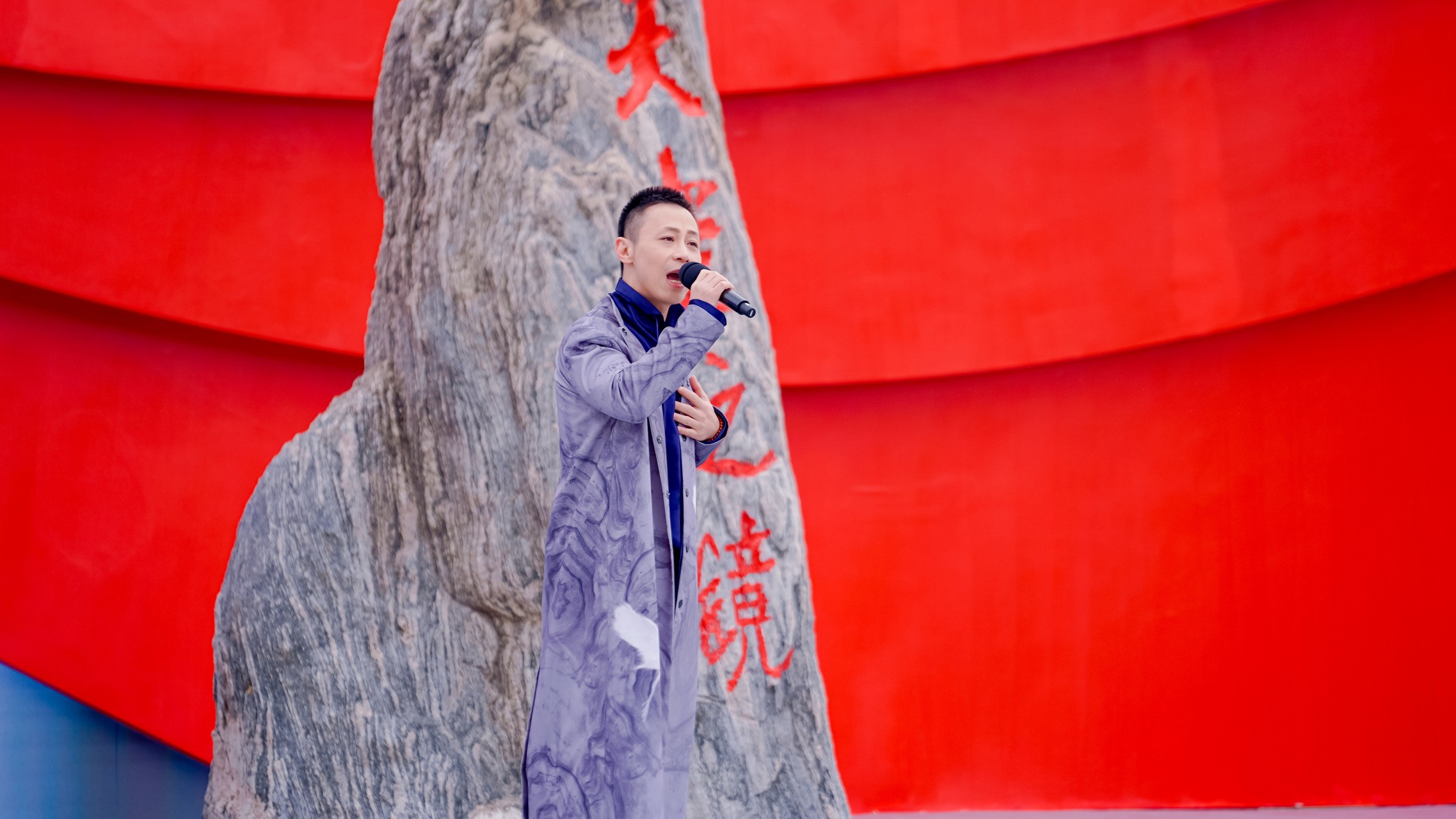 全能唱作人戴荃在第三届中国旅游景区消费升级论坛暨茶卡盐湖开园活动