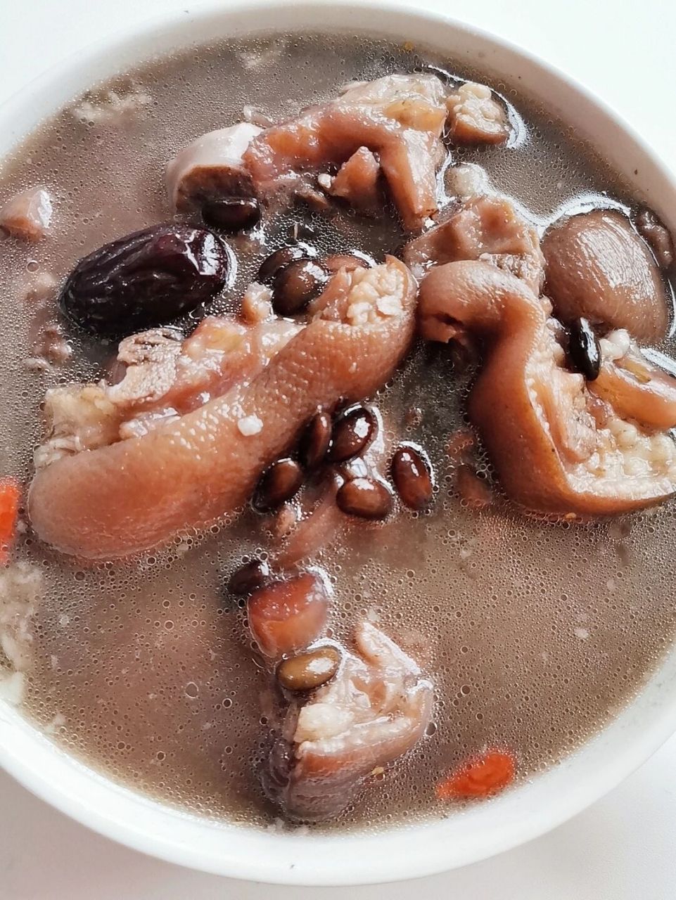 最近天气转凉,皮肤特别干燥,今天周末,在煲了一道黑豆猪脚汤,保养